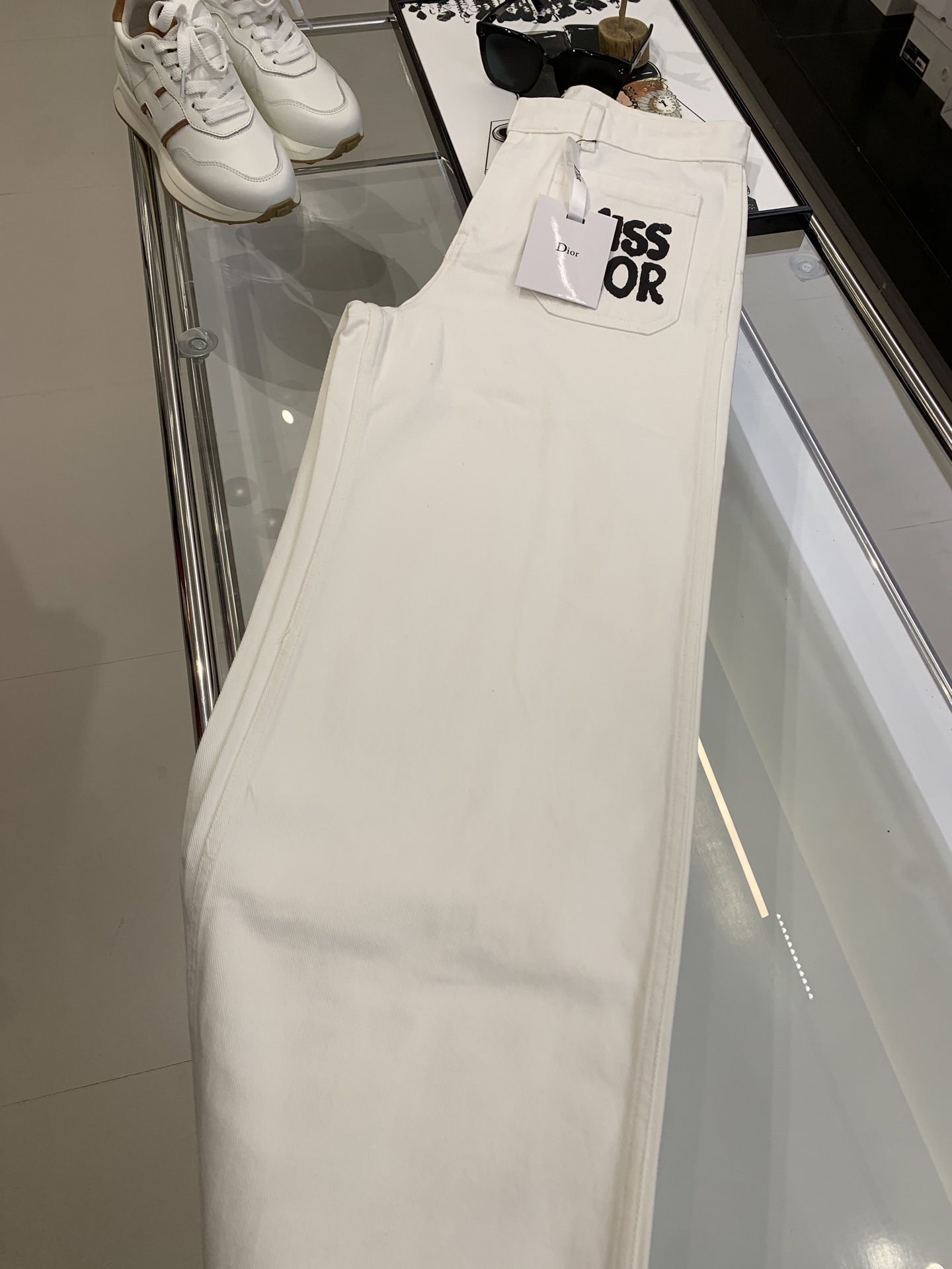 NO:326842,[New model is on the shelves] DIO* front double pocket printed letter denim trousers in autumn and winter, customized pure cotton Sailou denim fabric, CD bee mark, snap button, front double pocket design, slim fit and long legs, front pocket printed letter LOGO design, back waist custom leather card special embellishment, customized hardware accessories, must-have in autumn and winter. A set of trousers and jackets makes it look more noble and elegant. Color: white Size: S M L,,dior, jackets & coats, alexander wang19860909【新款上架】秋冬新品DIO*前双口袋印花字母牛仔长裤,定制纯棉赛络纺牛仔面料,CD小蜜蜂唛头,卡扣纽扣,前双口袋设计,修身显腿长版型,前口袋印花字母LOGO设计,后腰定制皮牌特色点缀,定制五金配饰,秋冬必入.长裤外套一套搭配更显高贵典雅 颜色: 白色 尺码: S M L,,dior,jackets & coats,alexander wang,Women's clothing