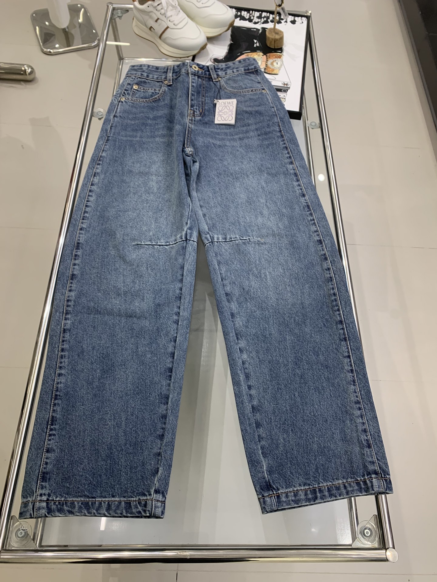 NO:326836,The same style as the official website of LOEWE's new product, the exquisite charcoal LOGO improves the overall grade and simplicity creates more possibilities for matching. It is full of slack feeling when paired with scimitar jeans. Size: S M L,,loewe,loewe,jeans,alexander wang19860909LOEWE罗意威新品官网同款, 精致的烧花LOGO,提升了整体的档次,简约创造了更多搭配的可能性,搭配弯刀牛仔裤松弛感满满, 尺寸:S M L,,loewe,loewe,jeans,alexander wang,Women's clothing