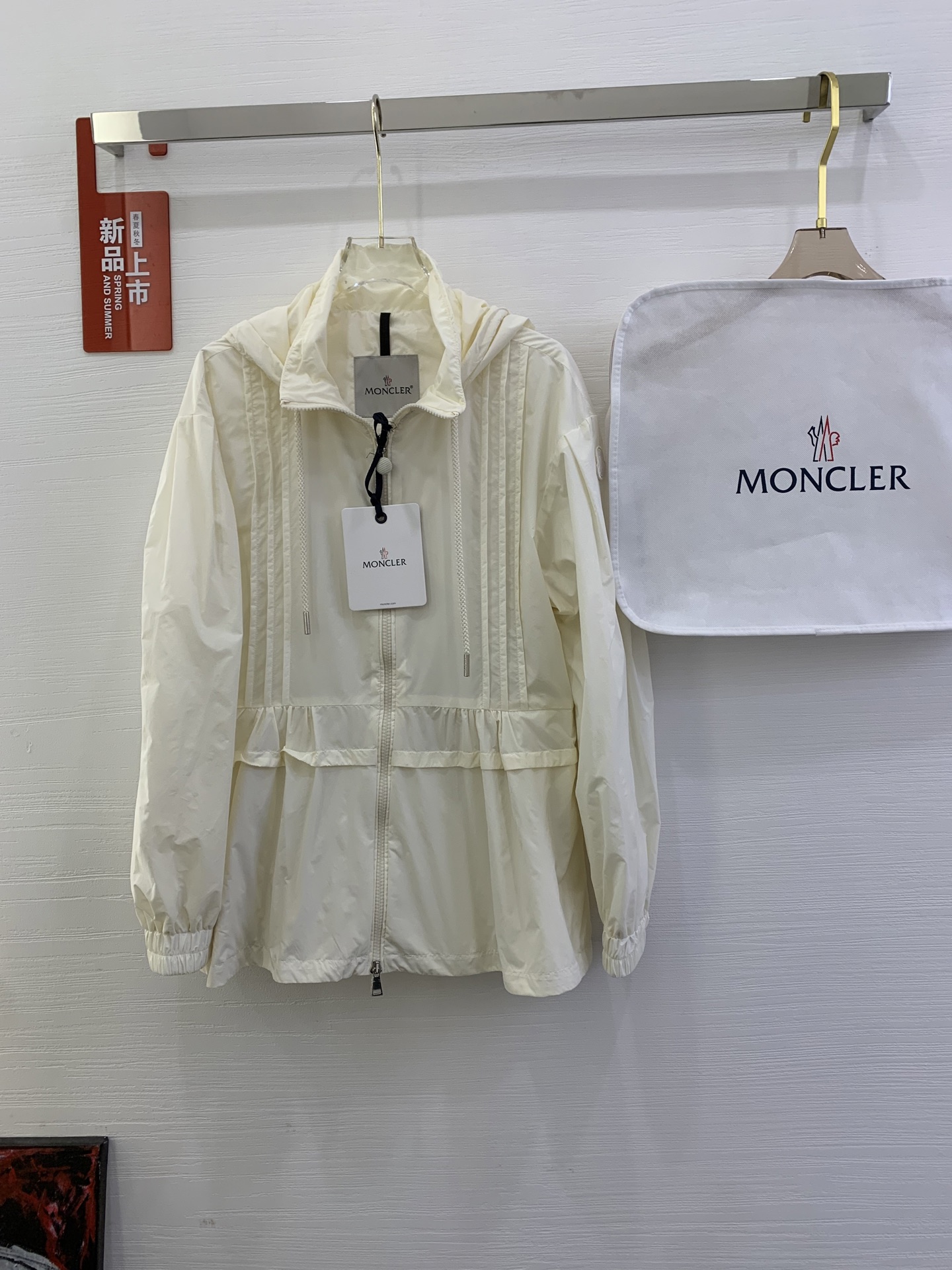 NO:752347,Moncl*Ss new spring and summer lightweight nylon hooded jacket丨Exclusive high-end version!  The sleeves are made of pleated details on the body, and the waist is designed with a small A. The drawstring at the waist can be adjusted to create a casual and fashionable version. It is versatile and easy to match!  Code number 1-2-3 Color black*beige,,jackets & coats,hats,19860909Moncl*Ss春夏新品 轻盈尼龙连帽外套丨独家高版出品！袖子大身采用压褶元素细节,收腰小A设计腰部抽绳随性调节,打造随性休闲的时髦版型.百搭不挑人！ 码数1-2-3 颜色黑色*米色,,jackets & coats,hats,,Women's clothing