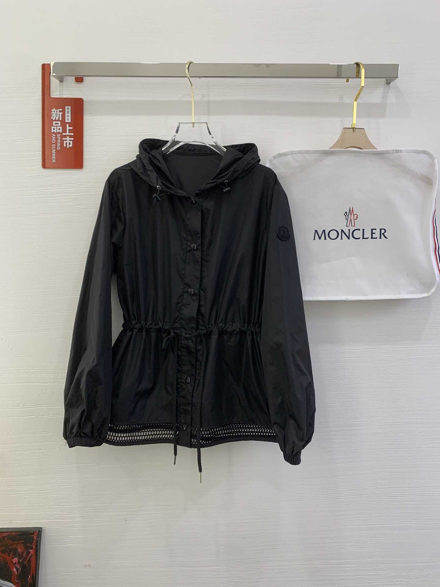 NO:751268,Moncler Rochebonne women's hooded taffeta jacket Size 0-1-2 Color Black * Beige Rochebonne is made of taffeta for everyday elegance. Functional nylon fabric is lightweight and durable, suitable for mild weather. English embroidery trim adds an elegant touch. Hooded design, soft shape, waisted design.,,Moncler,jackets & coats,jackets & coats,hats,19860909Moncler盟可睐 Rochebonne女士连帽塔夫绸夹克外套 码数0-1-2 颜色黑色*米色 Rochebonne 采用塔夫绸制成,演绎日常优雅格调.功 能性尼龙面料轻盈耐久,适合温和天气穿着.英式刺绣 饰边增添优雅气息.连帽设计,造型柔软,采用收腰设 计.,,Moncler,jackets & coats,jackets & coats,hats,,Women's clothing