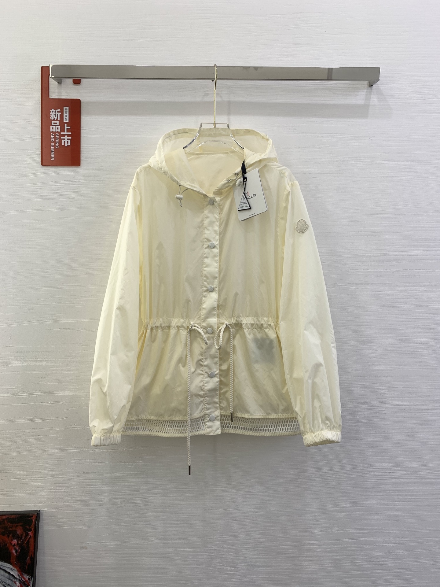 NO:751261,Moncler Rochebonne women's hooded taffeta jacket Size 0-1-2 Color Black * Beige Rochebonne is made of taffeta for everyday elegance. Functional nylon fabric is lightweight and durable, suitable for mild weather. English embroidery trim adds an elegant touch. Hooded design, soft shape, waisted design.,,Moncler,jackets & coats,jackets & coats,hats,19860909Moncler盟可睐 Rochebonne女士连帽塔夫绸夹克外套 码数0-1-2 颜色黑色*米色 Rochebonne 采用塔夫绸制成,演绎日常优雅格调.功 能性尼龙面料轻盈耐久,适合温和天气穿着.英式刺绣 饰边增添优雅气息.连帽设计,造型柔软,采用收腰设 计.,,Moncler,jackets & coats,jackets & coats,hats,,Women's clothing