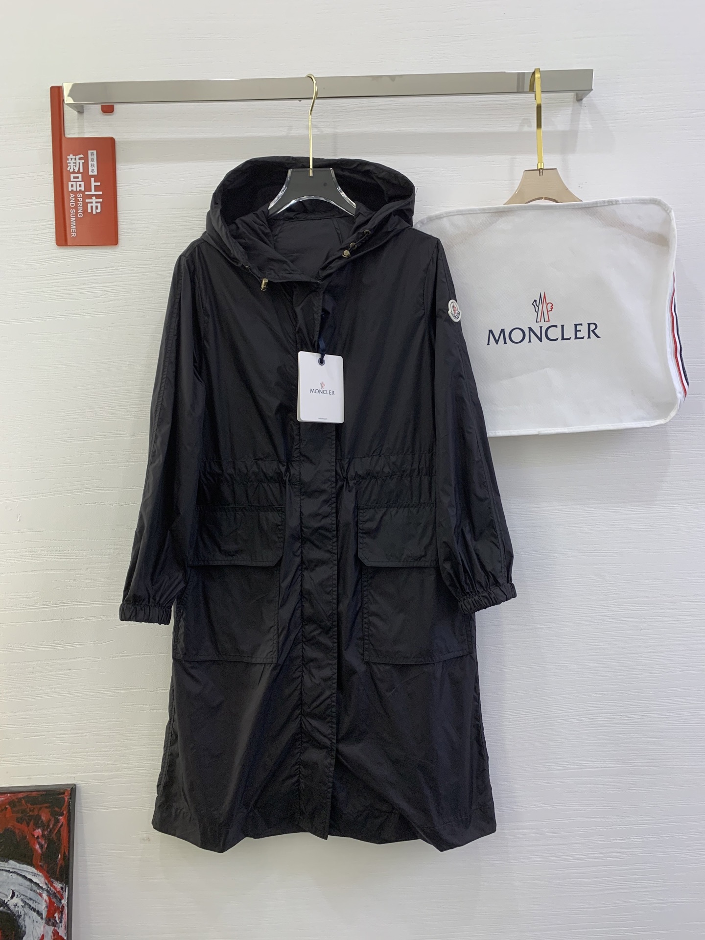 NO:752351,Italy Moncler muffled women's hiengos slim waist long windbreaker Size 0-1-2 Color Khaki, black, green Hiengos parka is made of waterproof fabric, ideal for mild weather wear. This nylon fabric is known for its lightness and excellent waterproof properties. The loose cut and fitted waist give it a feminine appearance.,,Moncler,19860909意大利 Moncler蒙口女士hiengos可收腰轻薄长款风衣 码数0-1-2 颜色卡其,黑色,绿色 Hiengos 派克大衣采用防水面料制成, 非常适合温和天气穿着.这种尼龙面料 以其轻盈和卓越的防水性能而著称.宽 松的剪裁和合身的腰部赋予它女性化的 外观.,,Moncler,,Women's clothing