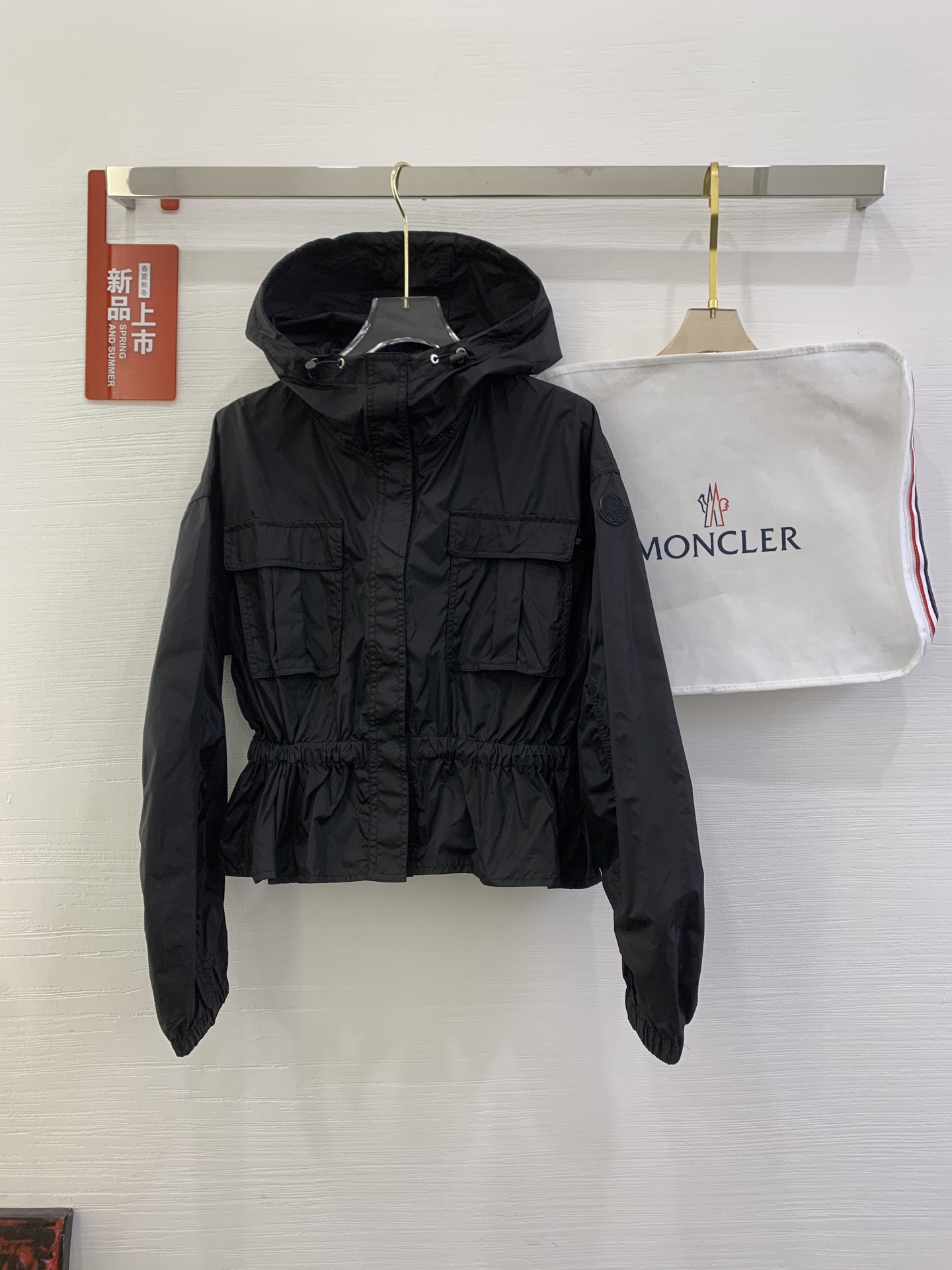 NO:751254,Moncler's new spring and summer arrival Curton Women's Hooded Skirt Jacket Size 0-1-2-3 Color White, Pink, Black The Curton Jacket is made from breathable fabric and textured details, making it lightweight and suitable for sunny weather. The hooded design is made of functional nylon fabric to easily cope with changes in the weather. The decorative skirt and pleated details at the waist highlight the short silhouette. This piece can be easily paired with flowing skirts and dresses.  Create a romantic summer look.,,Moncler,skirts,jackets & coats,jackets & coats,hats,19860909Moncler盟可睐春夏新品 Curton女士连帽裙摆夹克外套 码数0-1-2-3 颜色白色,粉色,黑色 Curton夹克采用透气面料和纹理细节,尽显轻盈,适合 晴朗天气穿着.连帽设计,采用功能性尼龙面料制成, 可轻松应对天气变换.腰部的装饰裙摆和褶裥细节突显 短款廓形.这款单品可轻松搭配飘逸半身裙和连衣裙, 打造浪漫夏日造型.,,Moncler,skirts,jackets & coats,jackets & coats,hats,,Women's clothing