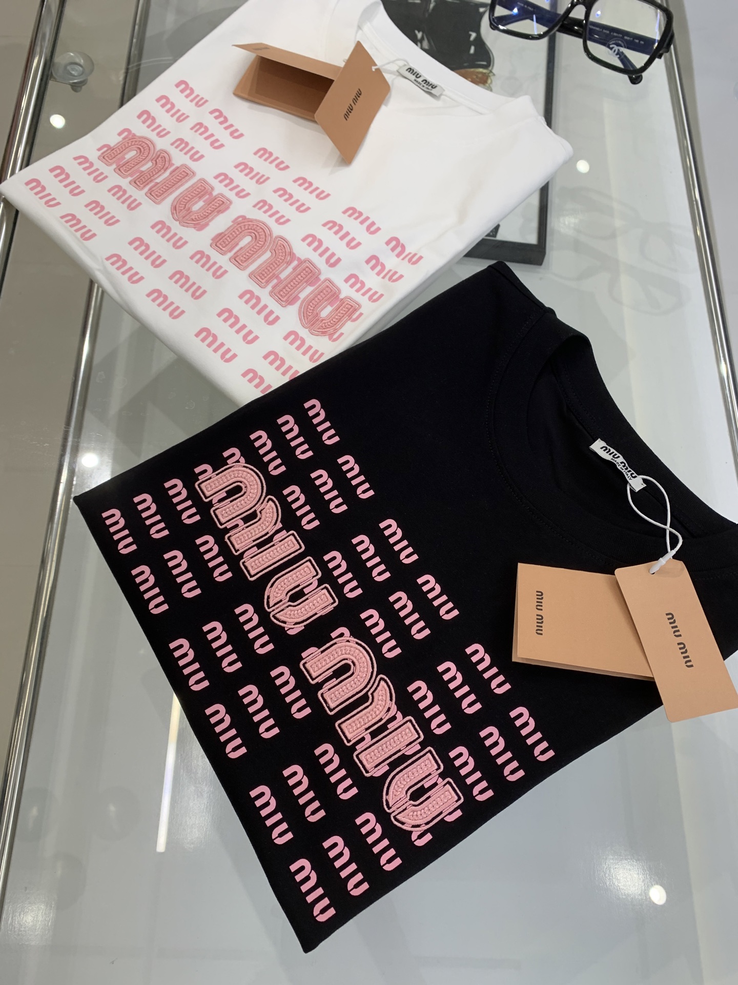 NO:330631,Women's MIU MIU/Miao Miu 2025 new model 50 double cool cotton 170g fabric embroidered letters small LOGO printing process logo Official synchronization High version Fashion personality versatile trend Pure original quality Original fabric Tag Collar logo Washed wheat Three-mark complete Color: Black. White. Size S-L,,miumiu,alexander wang19860909女款 MIU MIU/缪缪 2025新款 50支双冰爽棉170g面料 刺绣字母小LOGO印花工艺标识 官方同步 高版本 时尚个性 百搭潮流 纯原品质 原版面料 吊牌 领标 水洗麦 三标齐全 颜色: 黑色.白色. 尺码S-L,,miumiu,alexander wang,Women's clothing