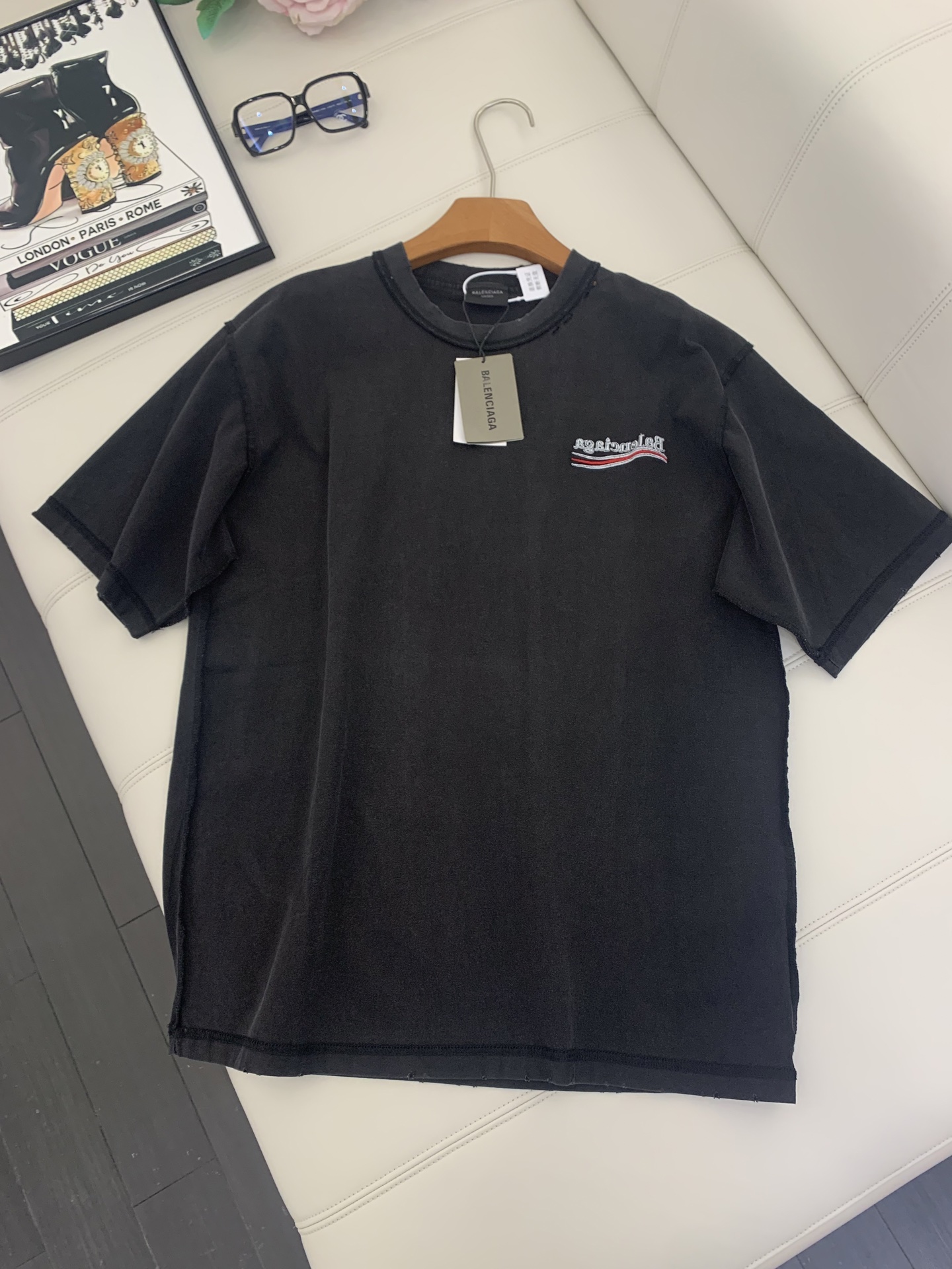 NO:333996,BALENCI*GA 25 Paris classic Cola wave short-sleeved T-shirt. LOGO reverse embroidery is embroidered by imported Tajima embroidery machine. The garment is washed twice. The master is hand-positioned and worn. The letters are clear. The effect is three-dimensional. Exclusive version fixed weaving and dyeing 280g fabric. The threads are fixed and dyed in the same cylinder. The style is OS loose shoulder-detached. Welcome to compare. Men and women are the same style - Color washing black apricot color - SIZEXs S M L,,balenciaga,T-shirt,tees,t-shirt,alexander wang19860909BALENCI*GA 25巴黎经典可乐海浪款短袖T恤.LOGO反面刺绣采用进口田岛绣花机刺绣.成衣二次洗水.采用反车缝合.师傅手工定位磨破.字母清晰.效果立体.独家对版定织定染280g面料.螺纹同缸定染零色差.版型釆用OS宽松落肩版型 欢迎对比 男女同款 -Color洗水黑 杏色 -SIZEXs S M L,,balenciaga,T-shirt,tees，t-shirt,alexander wang,Women's clothing