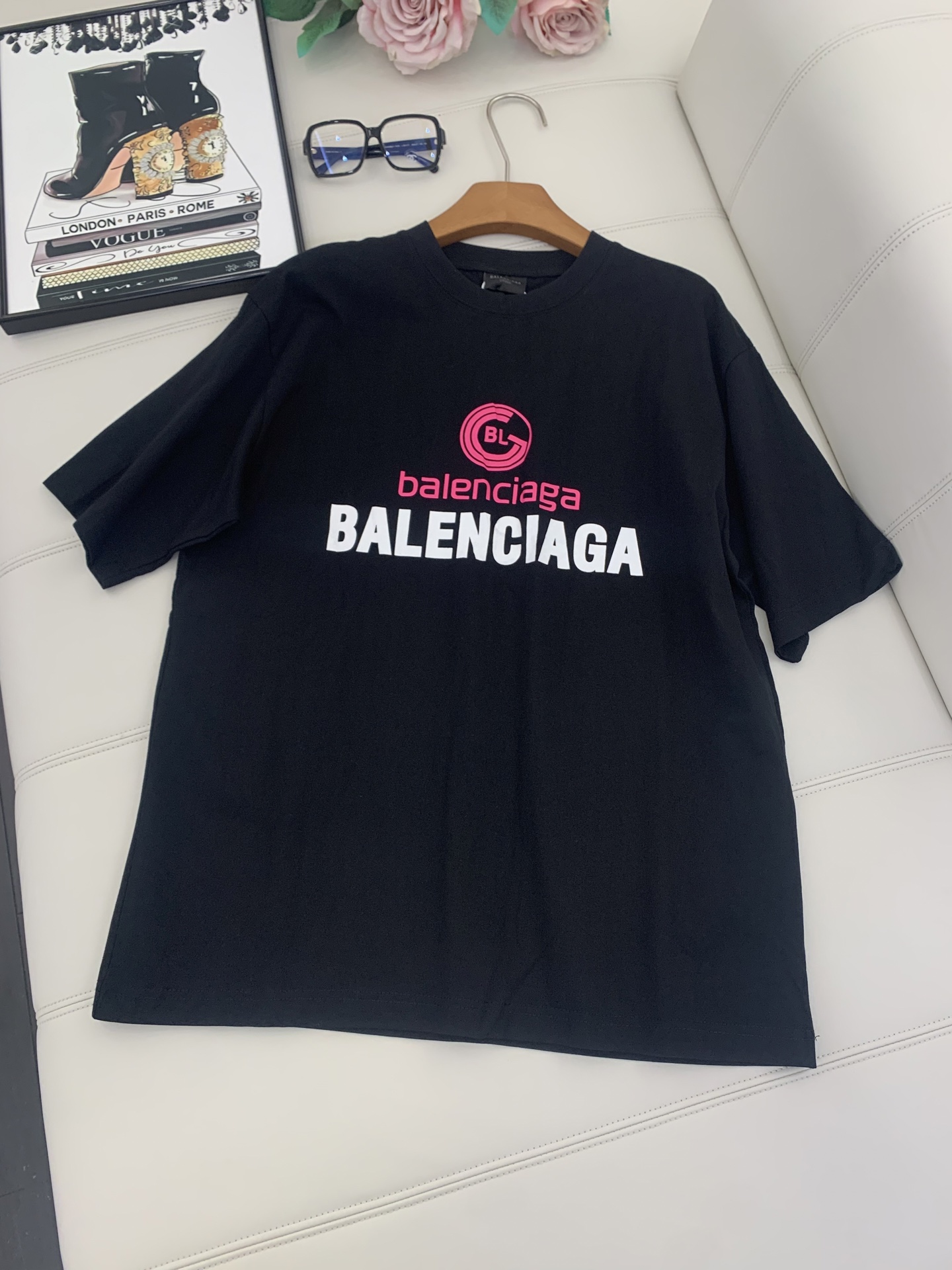 NO:334005,BALENCI*GA new LOGO printed short-sleeved T-shirt, classic LOGO is printed with environmentally friendly imported materials. Exclusive version fixed weaving and dyeing 260g fabric, threads are fixed dyeing in the same cylinder, zero color difference, brick cabinet synchronization, welcome to compare, men and women are the same style - Color gray blue, white - SIZEXs S M L,,balenciaga, T-shirt,tees, t-shirt,alexander wang19860909BALENCI*GA新款LOGO印花短袖T恤,经典LOGO采用环保进口材料印花.独家对版定织定染260g面料 螺纹同缸定染零色差 砖柜同步 欢迎对比 男女同款 -Color灰蓝,白色 -SIZEXs S M L,,balenciaga,T-shirt,tees，t-shirt,alexander wang,Women's clothing