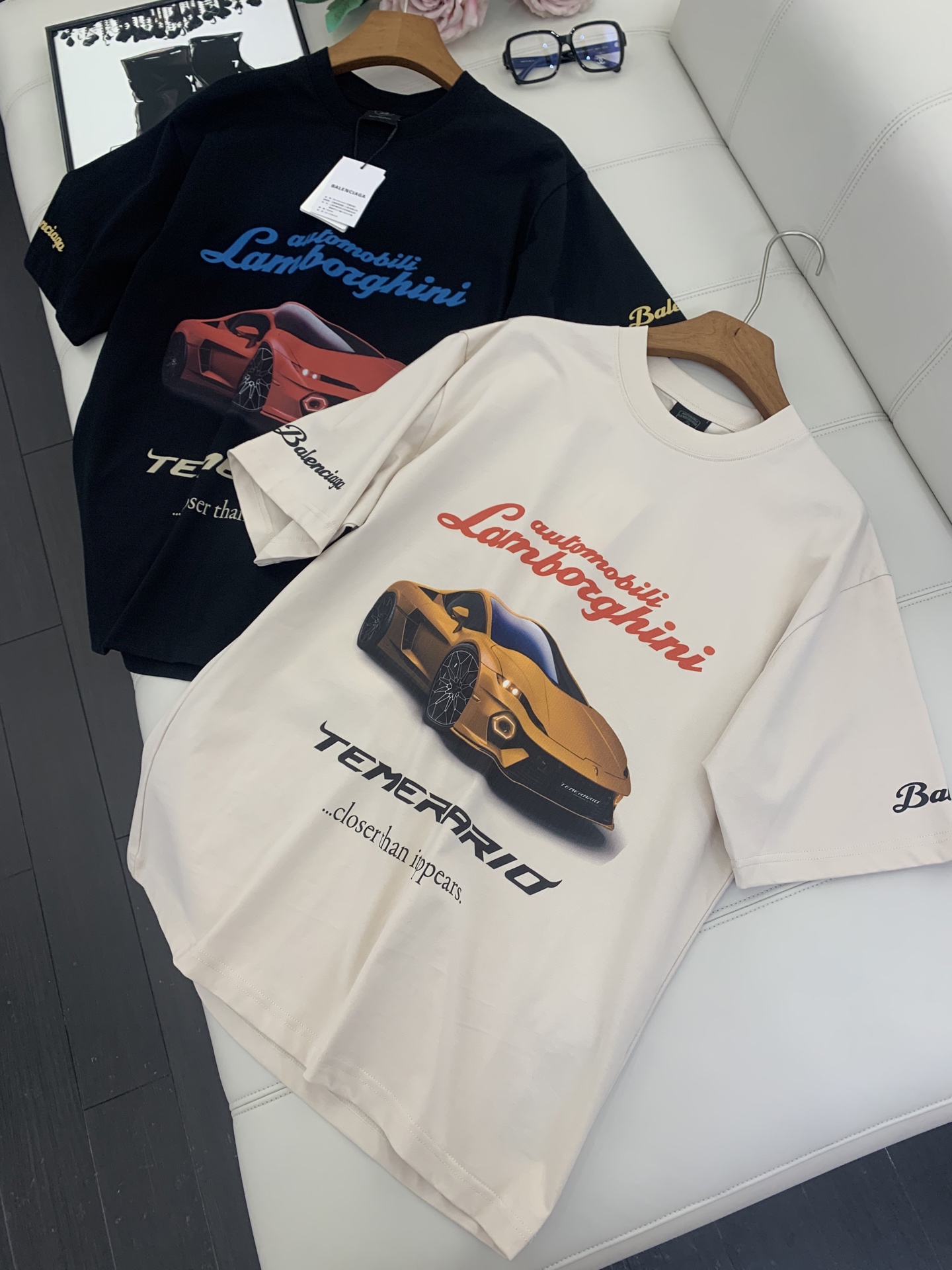 NO:333295,BALENCI*GA Paris joint-branded Lamborghini Lamborghini front and back, left and right sleeve direct spray printed short-sleeved T-shirt. The printing is direct sprayed by computer, and the effect is three-dimensional. Exclusive version fixed weaving and dyeing 260g fabric. Threads are the same as the cylinder fixed dyeing. Zero color difference. Brick cabinet synchronization. Welcome to compare. Men and women's styles -Color white gray, black -SIZEXs S M L,,balenciaga,T-shirt,tees,t-shirt,alexander wang19860909BALENCI*GA巴黎联名兰博基尼Lamborghini前后面 左右袖直喷印花短袖T恤 印花釆用电脑直喷,效果立体.独家对版定织定染260g面料 螺纹同缸定染零色差 砖柜同步 欢迎对比 男女同款 -Color白灰,黑色 -SIZEXs S M L,,balenciaga,T-shirt,tees，t-shirt,alexander wang,Women's clothing