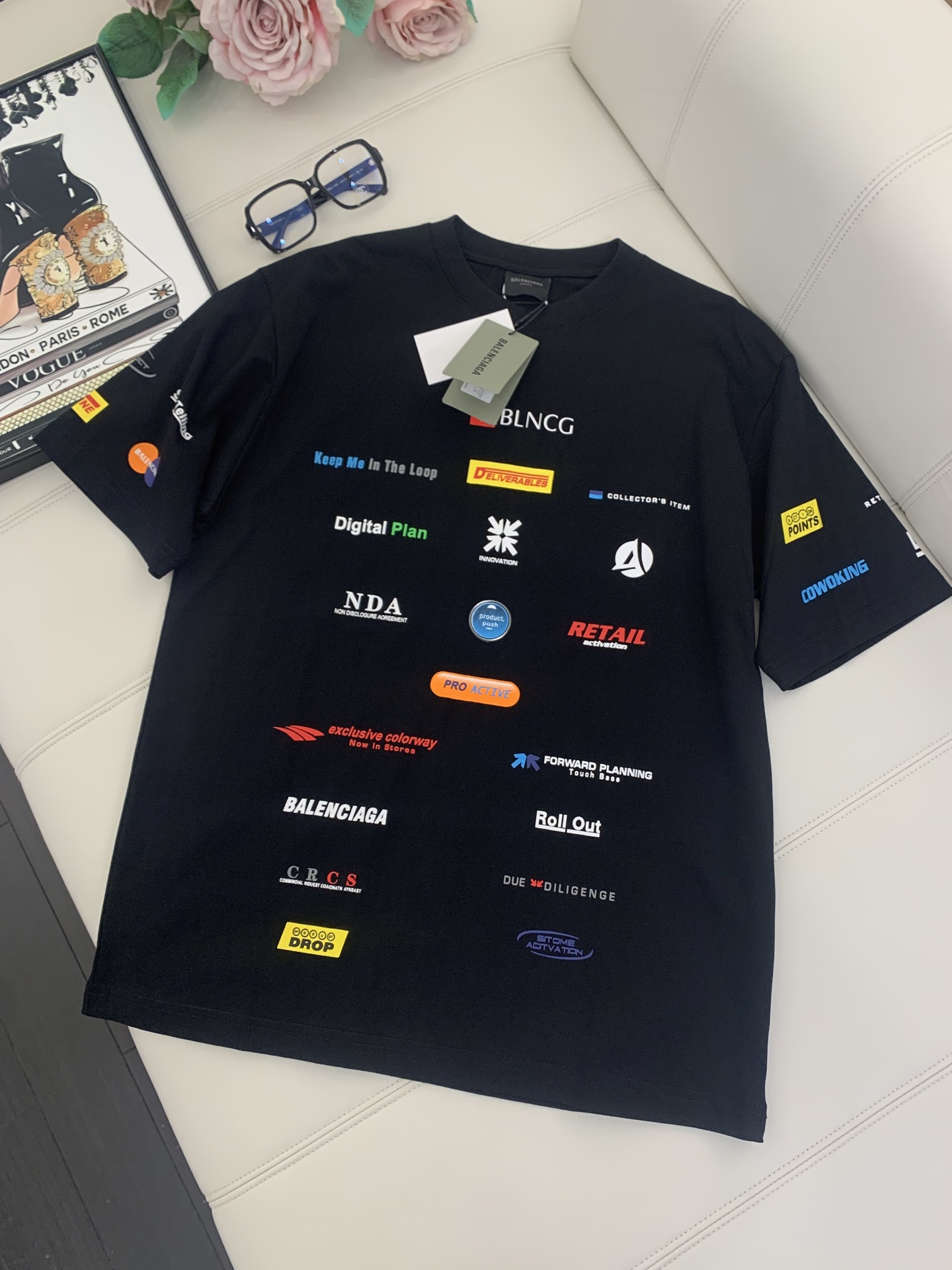 NO:333297,BALENCI*GA Paris multi-element trademark short-sleeved T-shirt. The printing uses environmentally friendly imported materials dot printing technology. The letters are clear. Laundry washing water. Exclusive version fixed weaving and dyeing 260g fabric. Threads are the same as the cylinder fixed dyeing. Zero color difference. Brick cabinet synchronization. Welcome to compare. Men and women's styles -Color black white -SIZEXs S M L,,balenciaga,T-shirt,tees,t-shirt,alexander wang19860909BALENCI*GA 巴黎多元素商标短袖T恤.印花采用环保进口材料网点印刷工艺.字母清晰.成衣洗水.独家对版定织定染260g面料 螺纹同缸定染零色差 砖柜同步 欢迎对比 男女同款 -Color黑色 白色 -SIZEXs S M L,,balenciaga,T-shirt,tees，t-shirt,alexander wang,Women's clothing