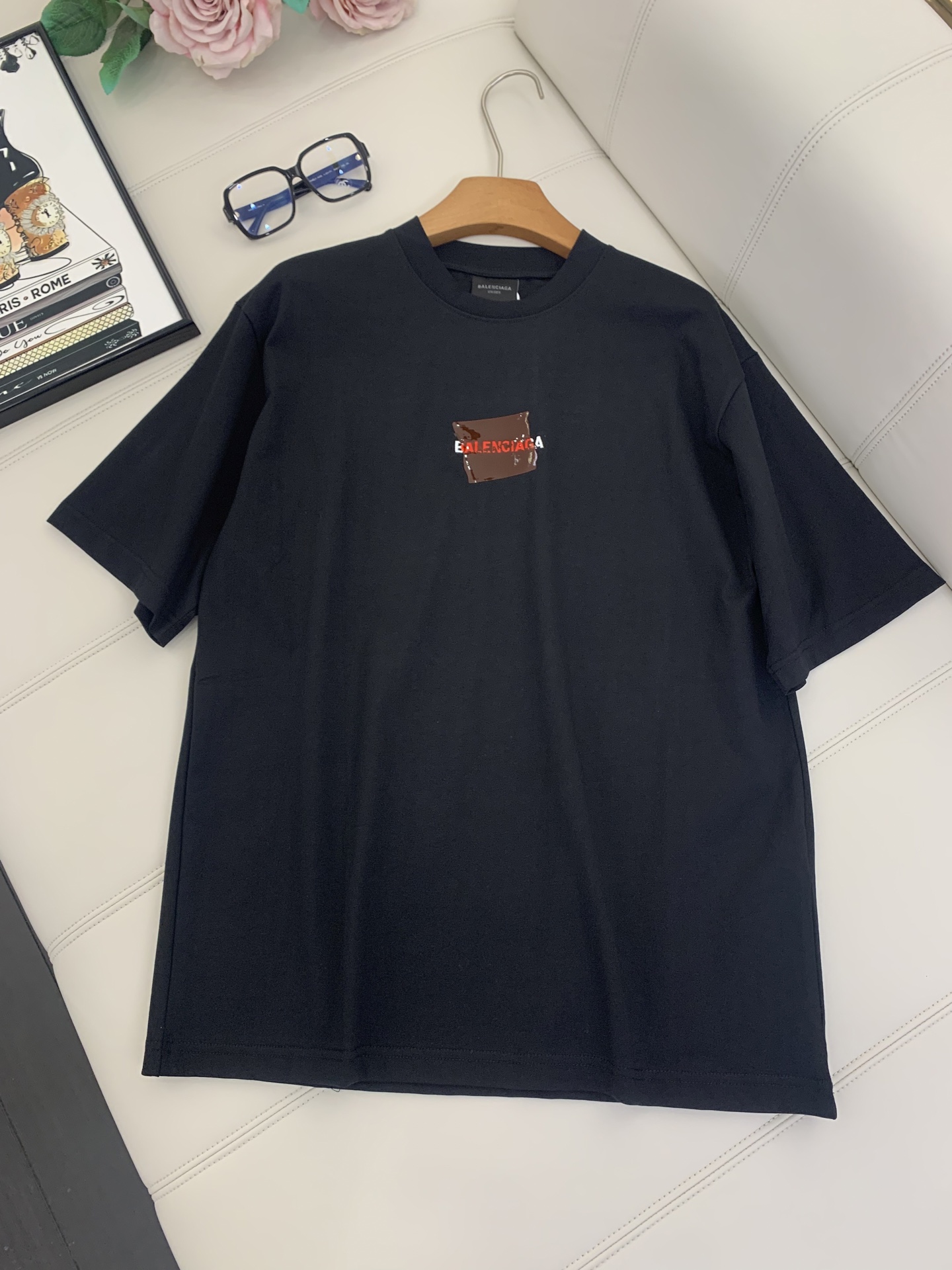 NO:333995,BALENCI*GA 25 Paris embroidery LOGO glue-imprinted short-sleeved T-shirt. Classic letter LOGO is embroidered with imported Tajima embroidery machine patch. The tape is imprinted with imported transparent glue. The letters are clear and the effect is three-dimensional. Exclusive version fixed weaving and dyeing 280g fabric. The threads are the same as the cylinder fixed dyeing. The style is OS loose shoulder-detached. Welcome to compare. Men and women's styles -Color black blue -SIZEXs S M L,,balenciaga,T-shirt,tees,t-shirt,alexander wang19860909BALENCI*GA 25巴黎刺绣LOGO胶浆压印款短袖T恤.经典字母LOGO采用进口田岛绣花机贴布刺绣.胶带采用进口透明胶浆压印.字母清晰.效果立体.独家对版定织定染280g面料.螺纹同缸定染零色差.版型釆用OS宽松落肩版型 欢迎对比 男女同款 -Color黑色 蓝色 -SIZEXs S M L,,balenciaga,T-shirt,tees，t-shirt,alexander wang,Women's clothing