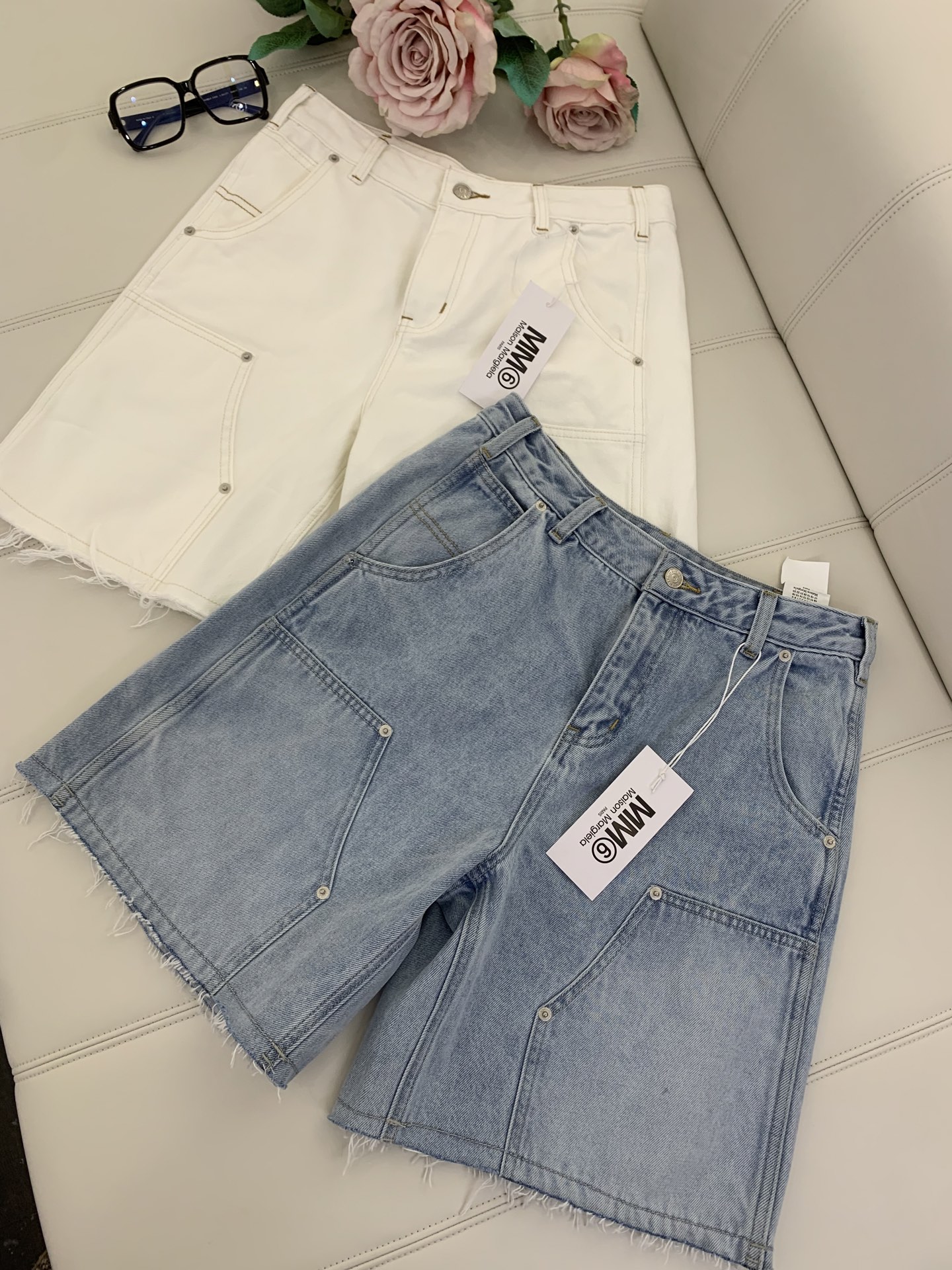 NO:334402,New style Chong Chong Chong MM6 5-part labor-mounted denim shorts, work-fit denim mid-trousers, salty or sweet, sweet and cool, age-reducing, casual and versatile!  The digital leather label decoration in the rear pocket highlights the brand characteristics!  White and light blue are perfect for summer, refreshing and clean!  Selected breathable and comfortable fabrics not stuffy!  A-shaped wide-leg style, slim and durable, don’t miss out on good pants!  ,masion margiela,shorts,alexander wang19860909新款冲冲冲 MM6毛边洗水五分工装牛仔短裤 工装系牛仔中裤,可盐可甜,甜酷减龄,休闲百搭！后口袋数字皮标装饰,凸显品牌特性！白色色和浅蓝色十分适合夏天,清爽干净！精选透气舒适面料不闷热！A字阔腿版型,显瘦耐看,好裤子不要错过！,,masion margiela,shorts,alexander wang,Women's clothing