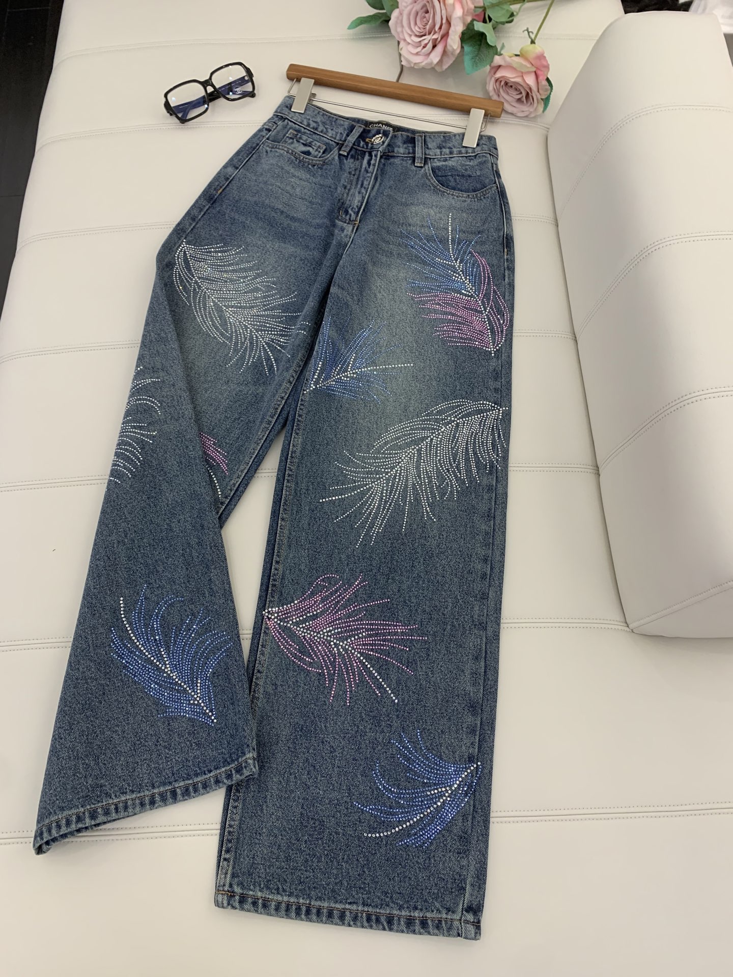 NO:334393,Chanel2025 official website new style, feather rhinestones, old-fashioned retro feel, high-waist buckle double-entry pocket design, interlaced with multi-color rhinestones, combined into feather patterns, instantly improving the brand style, relaxed and fashionable. The wide-leg style embodies the leg shape, while wearing it full of high street casual style., Chanel, alexander wang19860909Chanel2025官网新款,羽毛水钻 做旧复古感倍增 高腰系扣双插兜设计,交错点缀多色水钻,组合成羽毛图案,品牌格调瞬间提升,松弛时髦 阔腿版型包容修饰腿型的同时,穿出满满的高街休闲风.,,chanel,alexander wang,Women's clothing