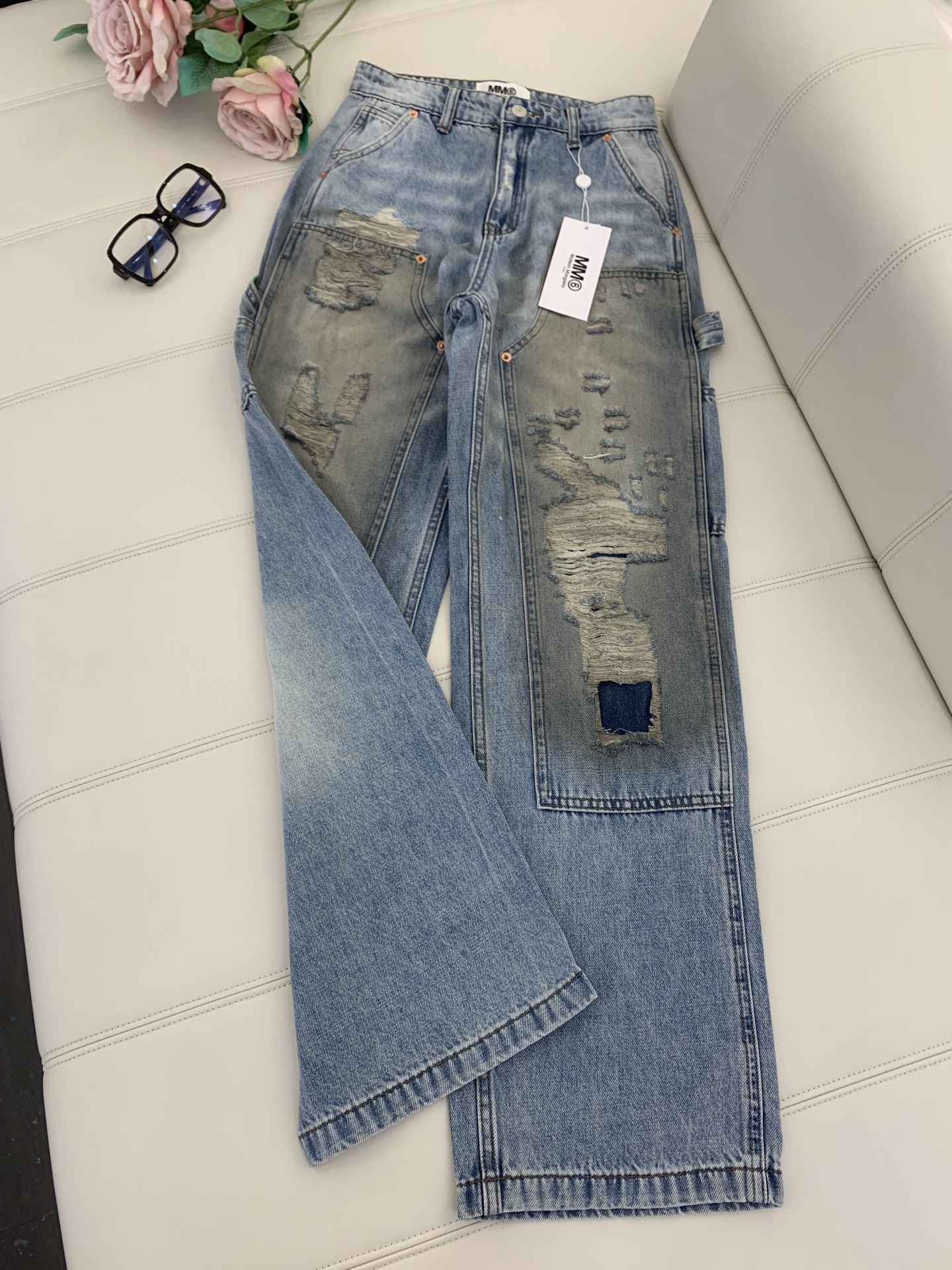 NO:334416,MM6 retro old ripped work pants, made of imported denim fabric, super texture, fermented and washed, color solid and soft, soft upper body soft and skin-friendly, versatile items, can be worn all year round, retro old ripped design, loose style of work pants, same style as men and women, not picky to wear, can be controlled in any body shape, super design~,,masion margiela,alexander wang19860909MM6复古做旧破洞工装裤 采用进口牛仔面料 质感超绝 经过酵洗固色加软 上身柔软亲肤舒适 百搭单品 一年四季都能穿 复古做旧磨破洞设计 工装裤宽松版型 男女同款 不挑人穿 任何身形都能驾驭 超有设计感~,,masion margiela,alexander wang,Women's clothing