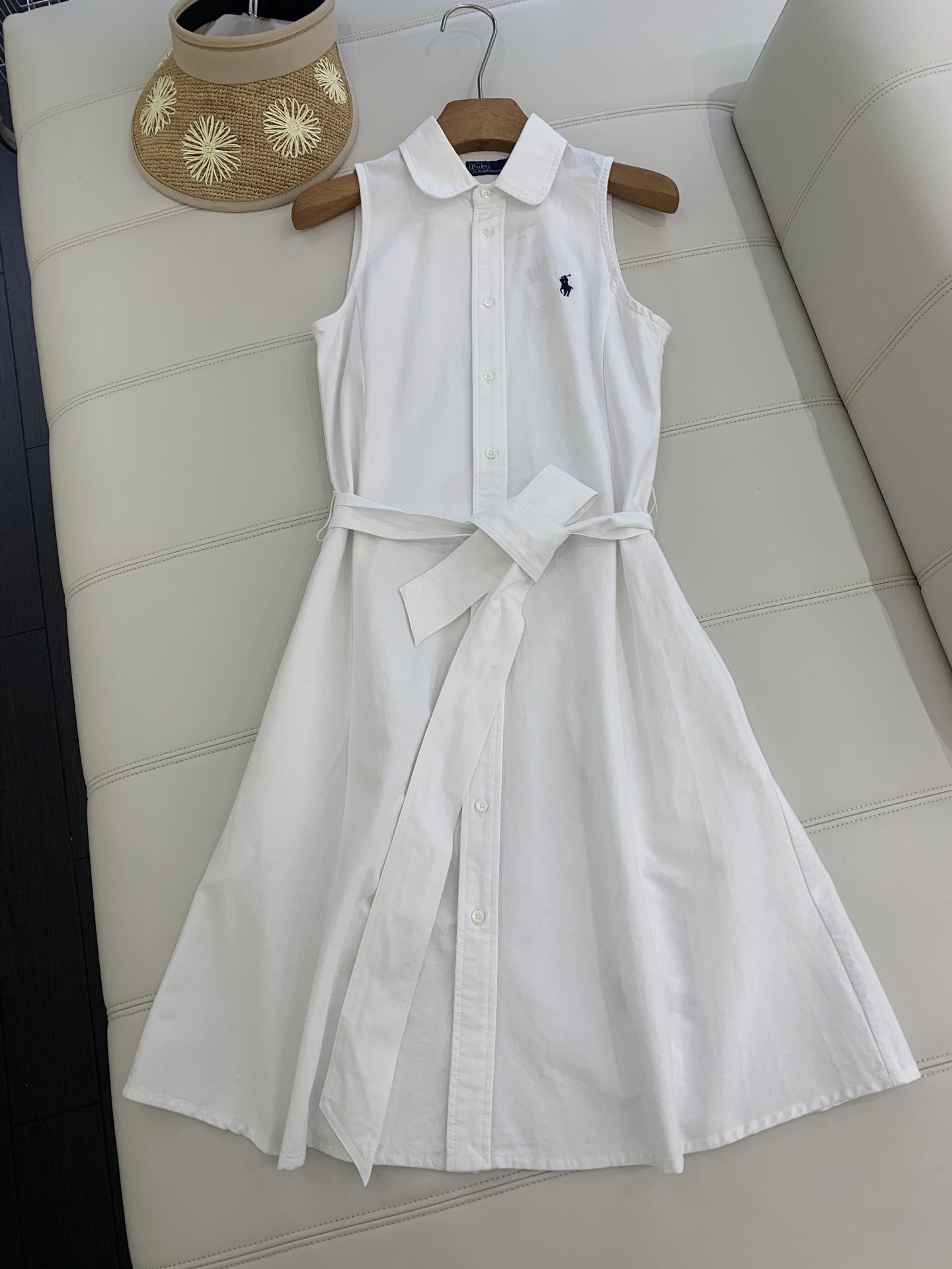 NO:415004,White real shot # A dress that is very suitable for daily commuting, white simple, high-end and very old-fashioned temperament, with a belt around the waist, which can naturally pinch out the waistline, A-shaped pleated skirt, elegant and elegant, and does not need any matching beauty dress, simple and elegant shirt-style skirt.,, skirts, shirts, alexander wang19860909白色实拍#一条很适合日常通勤的连衣裙,白色简约高级又很有老钱风气质,腰间自带一条系腰带,可以很自然地掐出腰线,A字型百褶裙摆,优雅大气还很显瘦,完全不需要任何搭配的美神连衣裙,简单气质大方的衬衫式裙装.,,skirts,shirts,alexander wang,Women's clothing