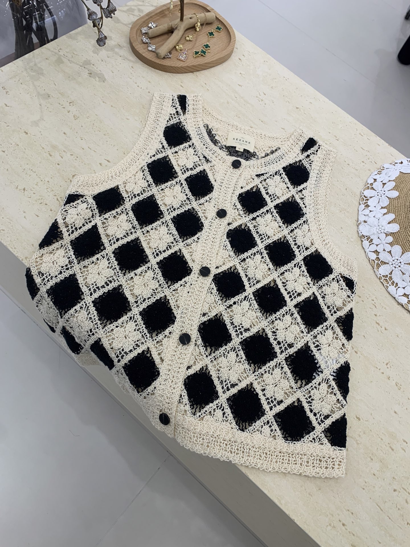 NO:432501,SE French retro lazy pure cotton heavy industry pan floral crochet hollow diamond splicing knitted single-breasted vest classic diamond pattern design comes with retro filter to crochet hollow craft exquisite and special details control blue and white × black and white. Both colors are excellent!  Blue fresh and healing, white simple and high-end, single wear is a casual French chic, layering is even more amazing!  Wear a shirt, T-shirt, and dress, unlocking a layered feeling in one second, and the atmosphere is full. Whether it is wearing jeans, walking on a retro style door or wearing a skirt, it turns into a French literary young woman, this vest can be perfectly adapted. Fabric cotton, skirts, jeans, shirts, tees, t-shirt, alexander wang19860909SE法式复古慵懒纯棉重工盘花钩针镂空菱形拼接针织单排扣背心 经典菱格纹设计 自带复古滤镜至钩花镂空工艺 精致又特别 细节控狂喜蓝白×黑白 两个配色都好绝！蓝色清新治愈 白色简约高级 单穿是随性的法式chic,叠穿更绝！内搭衬衫、T恤、连衣裙,一秒解锁层次感 氛围感拉满 无论是配牛仔裤走美式复古风门还是搭半裙变身法式文艺女青年,这件马甲都能完美适配 面料棉,,skirts,jeans,shirts,tees，t-shirt,alexander wang,Women's clothing