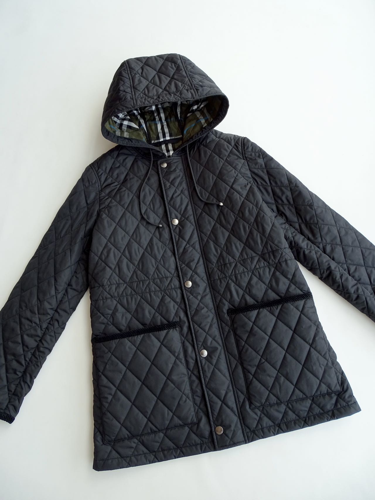 NO:439358,Product name BBR mid-length hooded cotton jacket Material fabric nylon Lined cotton Decorative cotton Filler Polyester Color Black Size S, M, L Product description Regular version, hooded design, incorporating corduroy trim in the same color. Drawstrings for waist-hugging contours. Zipper and snap closure, side patch pockets Check lining, side embellishment of equestrian knight logo plaque, hats, alexander wang19860909品名BBR中长款连帽棉服 材质面料锦纶 衬里棉 装饰物棉 填充物聚酯纤维 颜色黑色 尺码S,M,L 商品描述 常规版型,采用连帽设计,融入同色系灯芯绒饰边.设有抽绳,可打造收腰轮廓. 拉链与按扣开合,侧边贴袋 格纹内衬,侧面点缀马术骑士徽标饰牌,,hats,alexander wang,Women's clothing