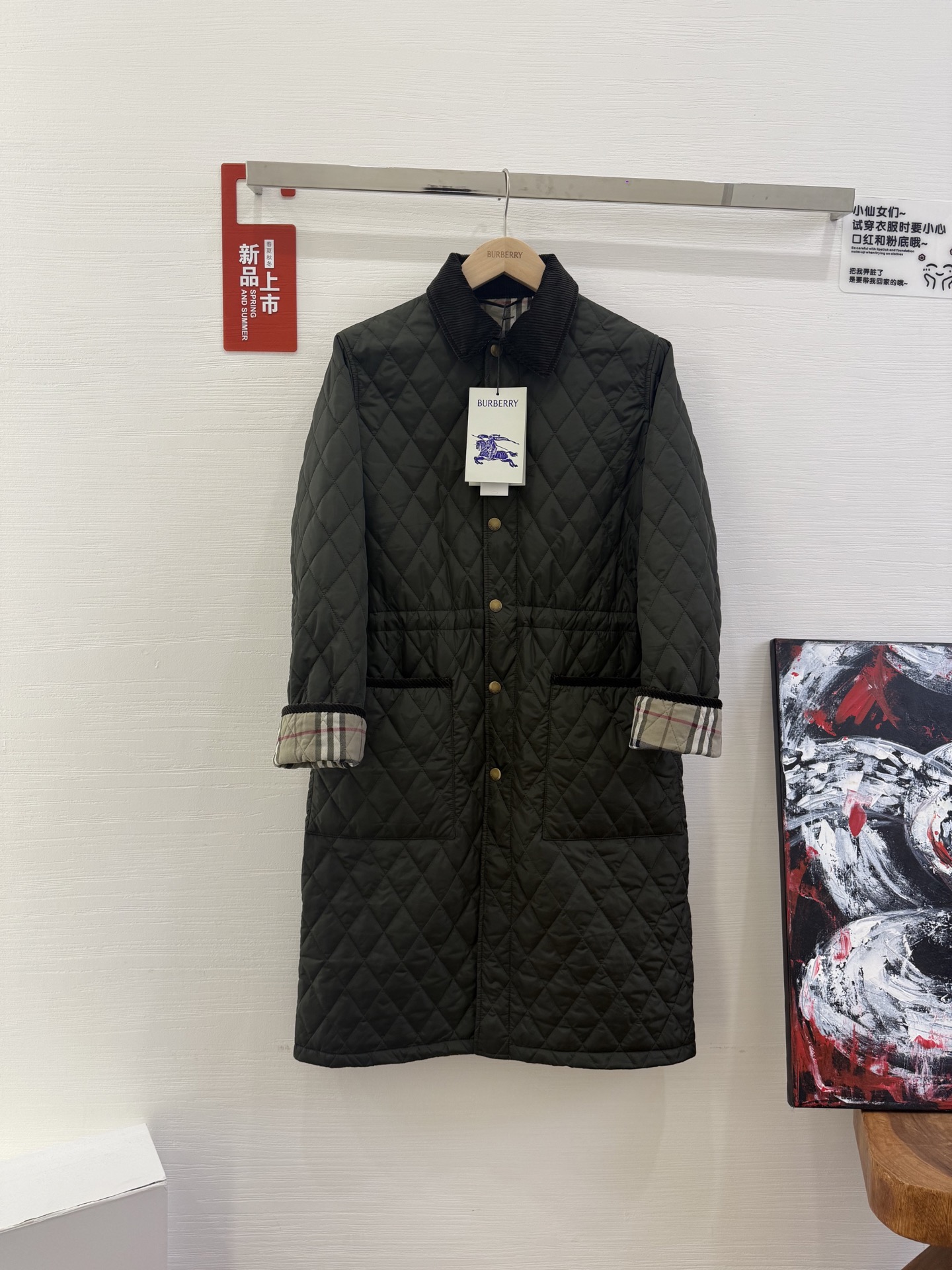 NO:466266,Burberry cotton jackets are really something. Tang Wei Airport's latest look is so beautiful [like R] BBR's new military green long cotton jacket, a true Bane style [sneering R] waist drawstring design, diamond quilting lines and small lapels are very toned. They are thinner than down jackets, lightweight, warm and fashionable!  Slack feeling full, down jacket,alexander wang19860909博柏利棉服真的点东西 汤唯机场最新Look太好看啦[赞R] BBR新款军绿色长款棉服,妥妥的巴恩风[偷笑R] 腰部抽绳设计,菱形绗缝线条和小翻领非常有调性 比羽绒服轻薄, 轻盈保暖又时尚！松弛感拉满,,down jacket,alexander wang,Women's clothing