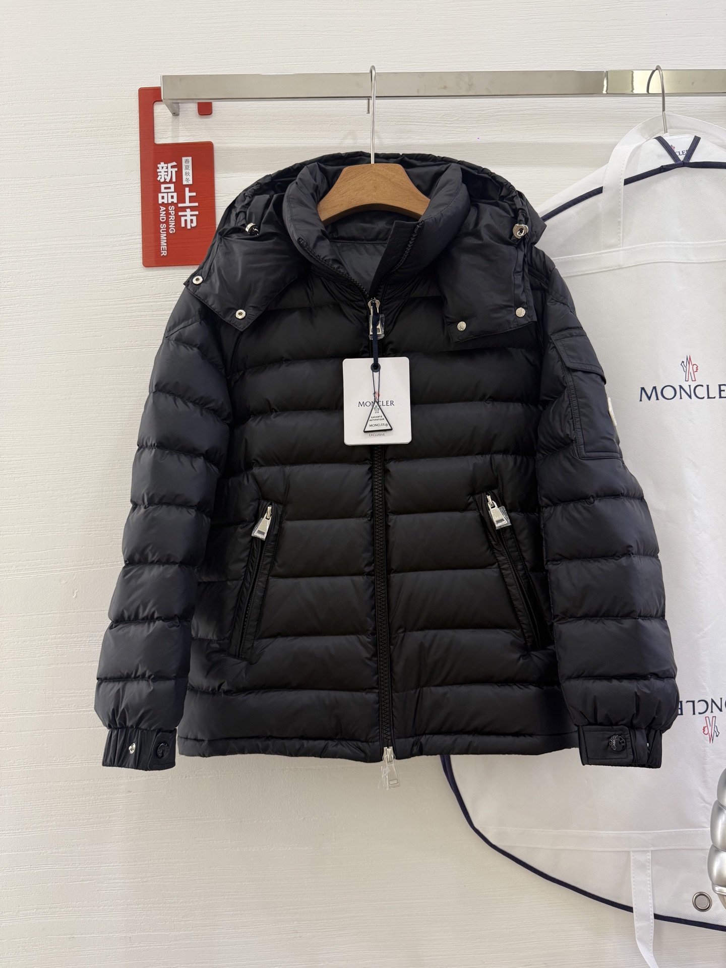 NO:467958,With dust bag Moncler cover-mouthed autumn and winter women's lightweight Dalles short loose goose down jacket Dalles hooded short down jacket jacket Dales down jacket classic checkered quilting, sleeves with iconic patch pockets, highlighting the style of Moncler. Made of longue saison nylon, this hooded down jacket is made of longue saison nylon fabric, which is light and warm. Made of longue saison fabric Longue saison Filled down Removable adjustable hood Zipper closure Zipper pocket Zipper pockets Cuff pockets with snaps Adjustable cuffs Drawstring hem, Moncler, jackets & coats, jackets & coats, down jacket, hats, alexander wang19860909配防尘袋Moncler蒙口秋冬女轻薄Dalles短款宽松鹅羽绒服 Dalles连帽短款羽绒夹克外套 Dales羽绒夹克采用经典长方格绗缝,衣袖搭配标志性的贴袋,彰显Moncler的风格特色.这款连帽羽绒服采用longue saison尼龙面料制成,兼具轻盈和保暖性. 采用longue saison面料制成 Longue saison讨里 填充羽绒 可拆卸可调节兜帽 拉链开合 拉链口袋 衣袖口袋设有按扣 可调节袖口 抽绳下摆,,Moncler,jackets & coats,jackets & coats,down jacket,hats,alexander wang,Women's clothing