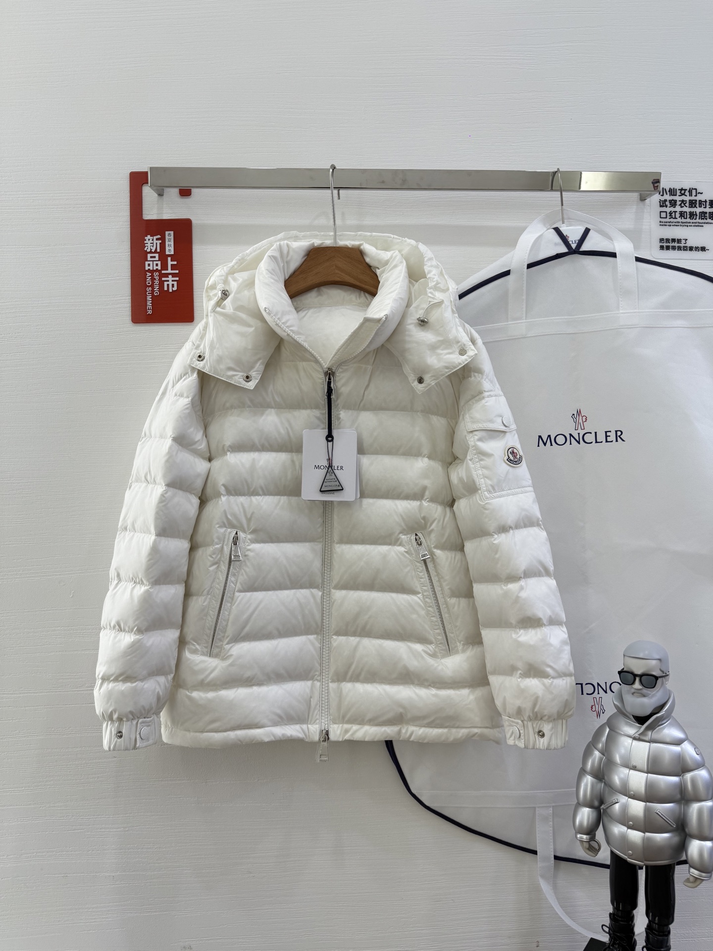 NO:467947,With dust bag Moncler cover-mouthed autumn and winter women's lightweight Dalles short loose goose down jacket Dalles hooded short down jacket jacket Dales down jacket classic checkered quilting, sleeves with iconic patch pockets, highlighting the style of Moncler. Made of longue saison nylon, this hooded down jacket is made of longue saison nylon fabric, which is light and warm. Made of longue saison fabric Longue saison Filled down Removable adjustable hood Zipper closure Zipper pocket Zipper pockets Cuff pockets with snaps Adjustable cuffs Drawstring hem, Moncler, jackets & coats, jackets & coats, down jacket, hats, alexander wang19860909配防尘袋Moncler蒙口秋冬女轻薄Dalles短款宽松鹅羽绒服 Dalles连帽短款羽绒夹克外套 Dales羽绒夹克采用经典长方格绗缝,衣袖搭配标志性的贴袋,彰显Moncler的风格特色.这款连帽羽绒服采用longue saison尼龙面料制成,兼具轻盈和保暖性. 采用longue saison面料制成 Longue saison讨里 填充羽绒 可拆卸可调节兜帽 拉链开合 拉链口袋 衣袖口袋设有按扣 可调节袖口 抽绳下摆,,Moncler,jackets & coats,jackets & coats,down jacket,hats,alexander wang,Women's clothing