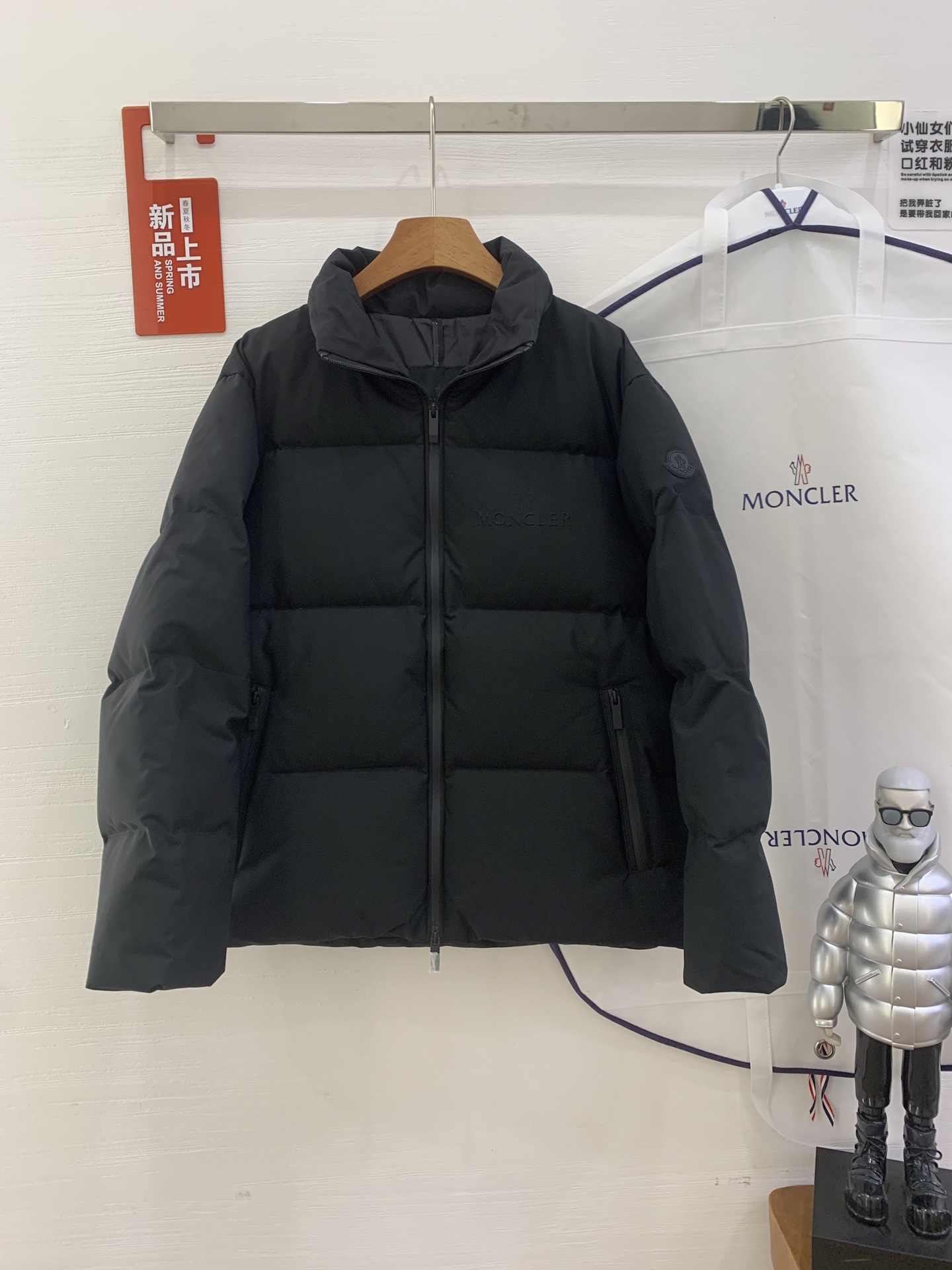 NO:497854,With dust bag Moncler covert men's Misonet short down jacket Double-layer nylon stand collar jacket 2025 autumn and winter new embossed logo stand collar down jacket Real shot~, Moncler, jackets & coats, down jacket, alexander wang19860909配防尘袋Moncler蒙口男装Misonet短款羽绒服双层尼龙立领夹克2025秋冬新款浮雕logo立领羽绒服 实拍～,,Moncler,jackets & coats,down jacket,alexander wang,Women's clothing