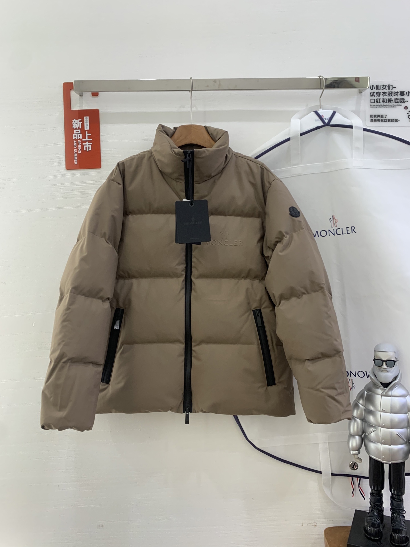 NO:497863,With dust bag Moncler covert men's Misonet short down jacket Double-layer nylon stand collar jacket 2025 autumn and winter new style relief logo stand collar down jacket Real shot~, Moncler, jackets & coats, down jacket, alexander wang19860909配防尘袋Moncler蒙口男装Misonet短款羽绒服双层尼龙立领夹克2025秋冬新款 浮雕logo立领羽绒服 实拍～,,Moncler,jackets & coats,down jacket,alexander wang,Women's clothing