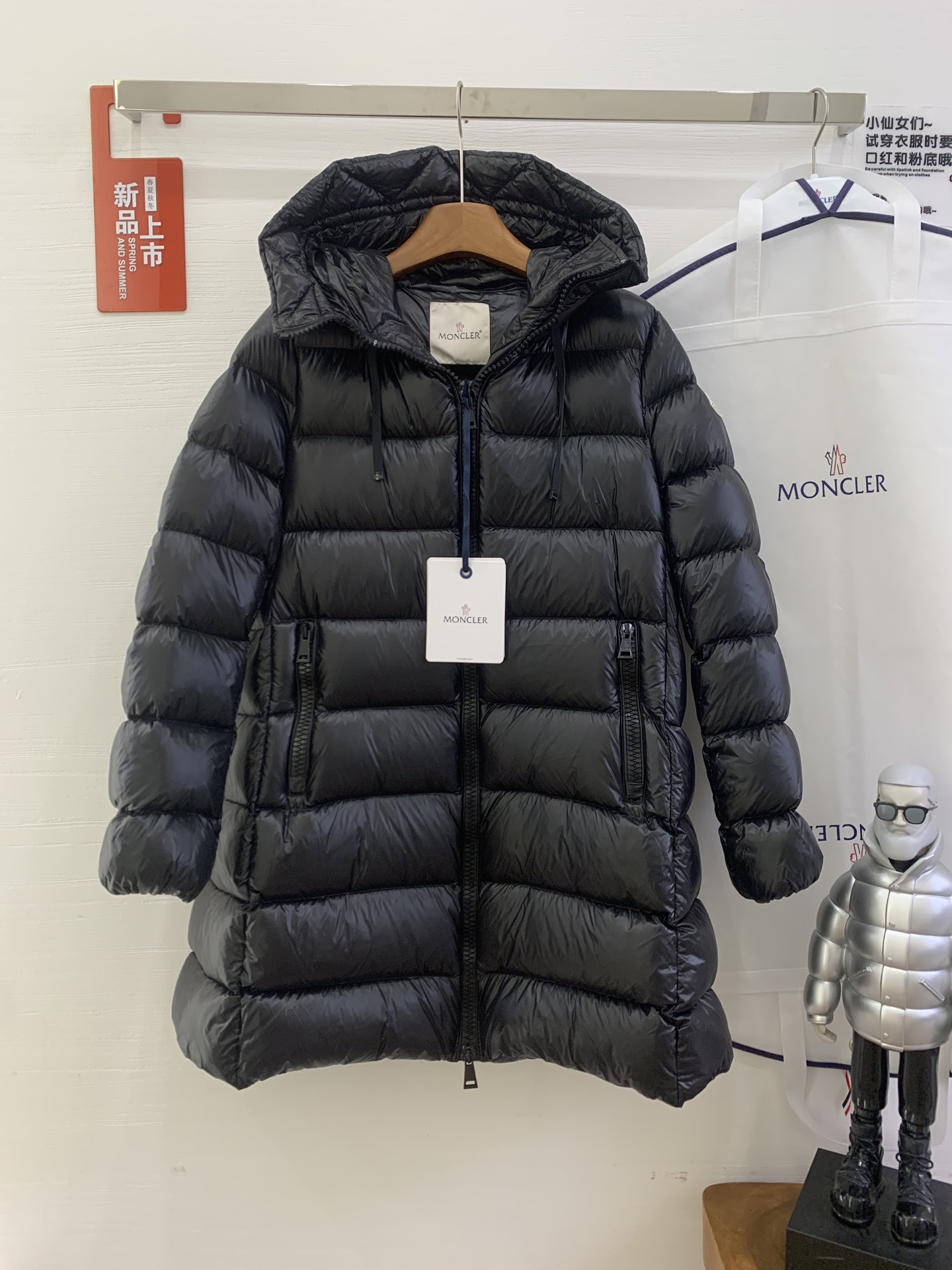 NO:496054,The customer-ordered export version is launched with a dust-proof bag doll model!  Mid-length down jacket with covers of mouth dolls!  The OEM factory has just been offline!  Absolutely useful information!  (Moncle, the most popular down brand in Europe and the United States in recent years, has been renovated and renovated every year. Every year, the latest popular elements are injected into functional down jackets, including large fur collar, waistband, telescopic tug, hood, sequins, embroidery... Various popular elements are perfectly combined with down jackets, breaking the routine and rigidity as always.) This black model is simple and elegant, with a doll A-shaped version of invincible meat, and the upper body looks slim and slim, exquisite hardware, strong texture, customer-supplied fabric, anti-wrinkle, and excellent waterproof effect. The main washing and hanging is complete, and the QR code can be scanned. It is definitely worth buying!  Black, size 1234 size, Moncler, down jacket, hats, alexander wang19860909配防尘袋娃娃款客订出口版重磅推出！蒙口娃娃款中长款羽绒服！代工厂刚下线！绝对干货！(Moncle这几年在欧美风头最劲的羽绒品牌,经久不衰的经典系列年年被翻新又翻新,每一年都将最新的流行元素注入到功能性羽绒服中,大毛领、收腰带、伸缩束口、连帽、亮片、绣花……各种流行元素与羽绒服完美结合,一如既往地打破常规与死板.)本款黑色,朴素典雅,娃娃A字版无敌挡肉,上身显瘦显瘦,精致五金,质感强烈,客供面料,抗皱,防水效果超好.主洗吊齐全,二维码可扫码.绝对值得入手！ 黑色, 尺码1234码,,Moncler,down jacket,hats,alexander wang,Women's clothing