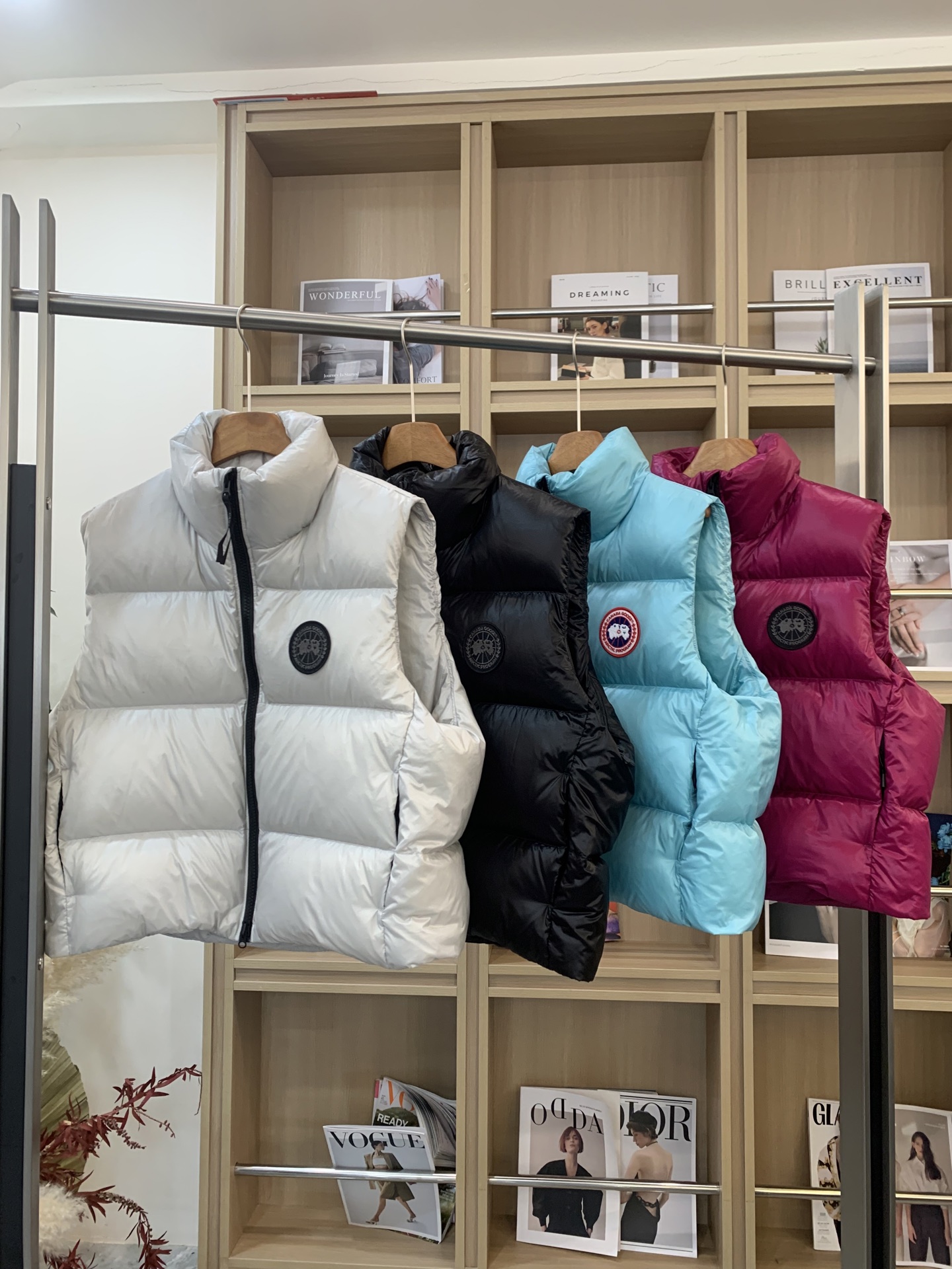 NO:494538,With dust bag CANADA GOOSE Cypress Puffer Women's Black Label Down Vest Lightweight Cypress Puffer Down Vest is a highly adaptable staple item suitable for all seasons. It is made of feather-like lightweight tear-resistant and sustainable fabric. 750 fluffy duck down. It can store with the left pocket on the back, making it convenient for travel. The warm down collar and the adjustable elastic hem internal drawstring can more forcefully block the cold wind. Two external zippers inserted into the hand pocket, one internal pocket Color Black Black Label Silver Birch Black Label Size XS S M L XL,, down jacket, alexander wang19860909配防尘袋CANADA GOOSE加拿大鹅 Cypress Puffer女士黑标羽绒马甲 轻薄Cypress puffer羽绒马甲是一款适应性强的主打单品,适合四季穿着.采用如羽毛般轻盈的抗撕裂可持续面料制成.750蓬松度的鸭绒. 可收纳带有背内部左侧口袋,方便旅行 具有保暖性的羽绒衣领及可调节松紧的下摆内部抽绳,能更有力阻挡寒风 两个外部拉链插手口袋,一个内部口袋 颜色 黑色黑标 银桦色黑标 尺码 XS S M L XL,,down jacket,alexander wang,Women's clothing