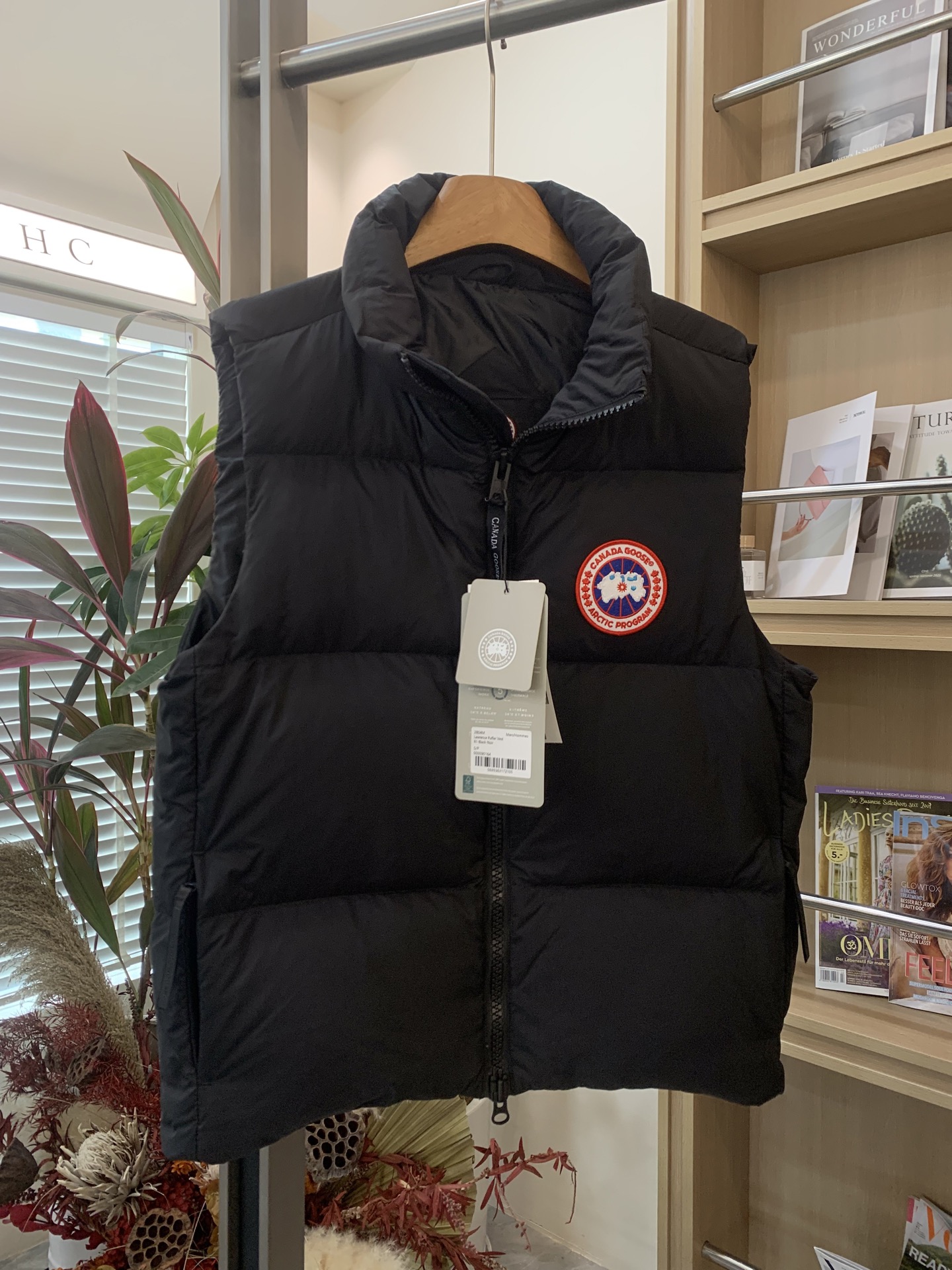 NO:496001,With dust bag Canada goose 2025 Grandview Women's black label short down vest 2267WB Grandview The black label vest is presented with a modern style, with excellent durability and comfort, and no seasonal changes. The 750 fluffy down vest is made of sustainable fabric Arctic Tech, integrating practical wear and casual style!  Design black mark - Bidirectional middle front zipper, drawstring on the inside of the hem. - Two external pockets, zipper side entrance hand pockets - Two inner pockets, two mesh drop-in pockets Black mark four-color black Desert color Silver birch Soft powder Size XS S M L XL,,down jacket,alexander wang19860909配防尘袋 Canada goose加拿大鹅 2025 Grandview 女士黑标短款羽绒马甲 2267WB Grandview 黑标马甲以现代版型匠心呈现,耐穿性和舒适度俱佳、无俱季节变化.750蓬松度的羽绒马甲采用可持续面料 Arctic Tech制作而成,将实穿功能和休闲风格融为一体！ 设计黑标 -双向中间前拉链,下摆内侧设有抽绳. -两个外部口袋、拉链侧入口插手口袋 -两个内侧口袋、两个网眼落入式口袋 黑标四色黑色 沙漠色 银桦色 柔光粉 尺码 XS S M L XL,,down jacket,alexander wang,Women's clothing