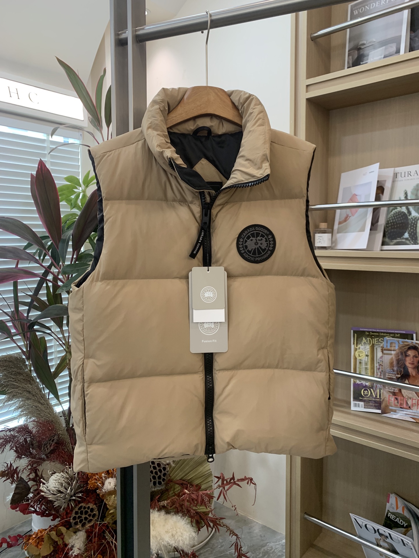 NO:496010,With dust bag Canada goose 2025 Grandview Women's black label short down vest 2267WB Grandview The black label vest is presented with a modern style, with excellent durability and comfort, and no seasonal changes. The 750 fluffy down vest is made of sustainable fabric Arctic Tech, integrating practical wear and casual style!  Design black mark - Bidirectional middle front zipper, drawstring on the inside of the hem. - Two external pockets, zipper side entrance hand pockets - Two inner pockets, two mesh drop-in pockets Black mark four-color black Desert color Silver birch Soft powder Size XS S M L XL,,down jacket,alexander wang19860909配防尘袋 Canada goose加拿大鹅 2025 Grandview 女士黑标短款羽绒马甲 2267WB Grandview 黑标马甲以现代版型匠心呈现,耐穿性和舒适度俱佳、无俱季节变化.750蓬松度的羽绒马甲采用可持续面料 Arctic Tech制作而成,将实穿功能和休闲风格融为一体！ 设计黑标 -双向中间前拉链,下摆内侧设有抽绳. -两个外部口袋、拉链侧入口插手口袋 -两个内侧口袋、两个网眼落入式口袋 黑标四色黑色 沙漠色 银桦色 柔光粉 尺码 XS S M L XL,,down jacket,alexander wang,Women's clothing