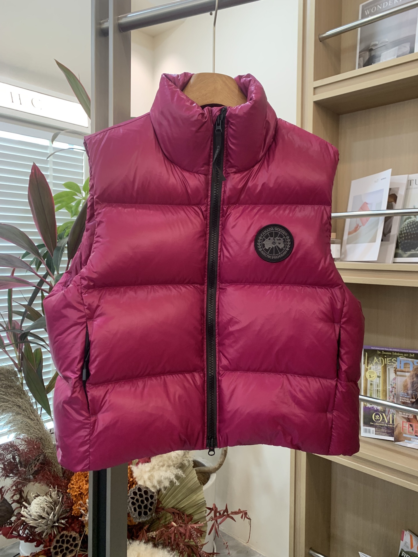 NO:494536,With dust bag CANADA GOOSE Cypress Puffer Women's Black Label Down Vest Lightweight Cypress Puffer Down Vest is a highly adaptable staple item suitable for all seasons. It is made of feather-like lightweight tear-resistant and sustainable fabric. 750 fluffy duck down. It can store with the left pocket on the back, making it convenient for travel. The warm down collar and the adjustable elastic hem internal drawstring can more forcefully block the cold wind. Two external zippers inserted into the hand pocket, one internal pocket Color Black Black Label Silver Birch Black Label Size XS S M L XL Model No. 2257,,down jacket,alexander wang19860909配防尘袋CANADA GOOSE加拿大鹅 Cypress Puffer女士黑标羽绒马甲 轻薄Cypress puffer羽绒马甲是一款适应性强的主打单品,适合四季穿着.采用如羽毛般轻盈的抗撕裂可持续面料制成.750蓬松度的鸭绒. 可收纳带有背内部左侧口袋,方便旅行 具有保暖性的羽绒衣领及可调节松紧的下摆内部抽绳,能更有力阻挡寒风 两个外部拉链插手口袋,一个内部口袋 颜色 黑色黑标 银桦色黑标 尺码 XS S M L XL 款号2257,,down jacket,alexander wang,Women's clothing