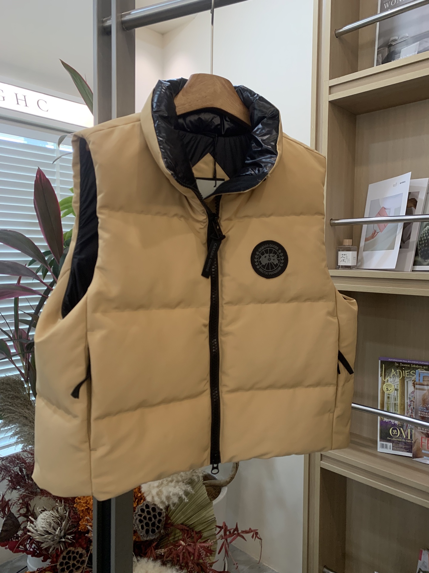 NO:496016,With dust bag Canada goose 2025 Grandview Women's black label short down vest 2267WB Grandview The black label vest is presented with a modern style, with excellent durability and comfort, and no seasonal changes. The 750 fluffy down vest is made of sustainable fabric Arctic Tech, integrating practical wear and casual style!  Design black mark - Bidirectional middle front zipper, drawstring on the inside of the hem. - Two external pockets, zipper side entrance hand pockets - Two inner pockets, two mesh drop-in pockets Black mark four-color black Desert color Silver birch Soft powder Size XS S M L XL,,down jacket,alexander wang19860909配防尘袋 Canada goose加拿大鹅 2025 Grandview 女士黑标短款羽绒马甲 2267WB Grandview 黑标马甲以现代版型匠心呈现,耐穿性和舒适度俱佳、无俱季节变化.750蓬松度的羽绒马甲采用可持续面料 Arctic Tech制作而成,将实穿功能和休闲风格融为一体！ 设计黑标 -双向中间前拉链,下摆内侧设有抽绳. -两个外部口袋、拉链侧入口插手口袋 -两个内侧口袋、两个网眼落入式口袋 黑标四色黑色 沙漠色 银桦色 柔光粉 尺码 XS S M L XL,,down jacket,alexander wang,Women's clothing