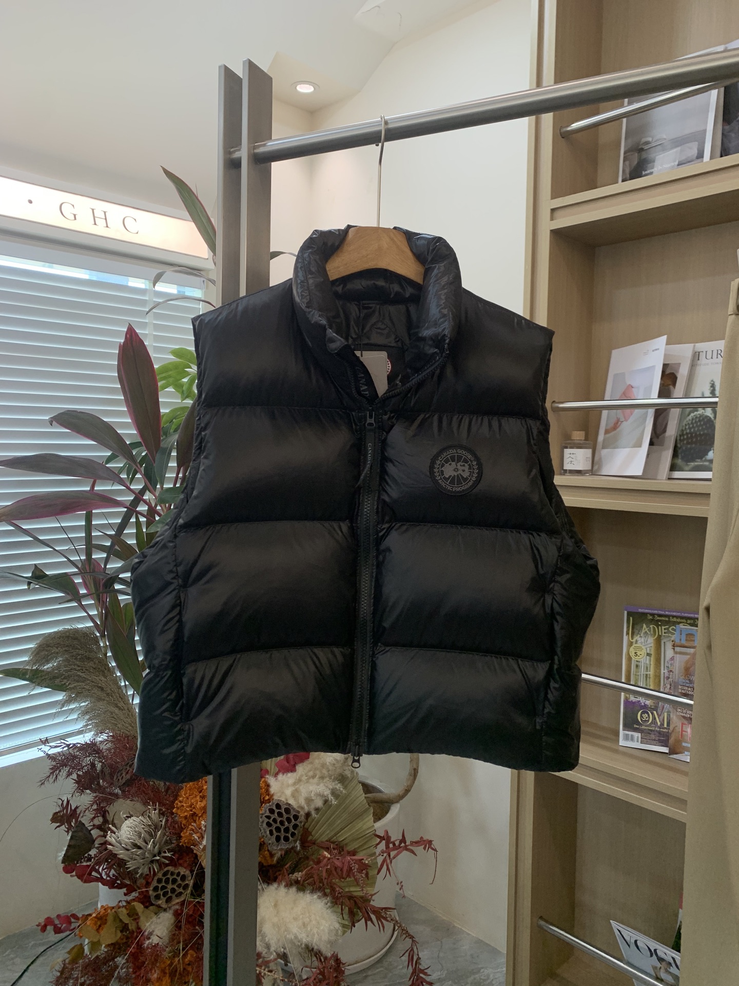 NO:494524,With dust bag CANADA GOOSE Cypress Puffer Women's Black Label Down Vest Lightweight Cypress Puffer Down Vest is a highly adaptable staple item suitable for all seasons. It is made of feather-like lightweight tear-resistant and sustainable fabric. 750 fluffy duck down. It can store with the left pocket on the back, making it convenient for travel. The warm down collar and the adjustable elastic hem internal drawstring can more forcefully block the cold wind. Two external zippers inserted into the hand pocket, one internal pocket Color Black Black Label Silver Birch Black Label Size XS S M L XL Model No. 2257,,down jacket,alexander wang19860909配防尘袋CANADA GOOSE加拿大鹅 Cypress Puffer女士黑标羽绒马甲 轻薄Cypress puffer羽绒马甲是一款适应性强的主打单品,适合四季穿着.采用如羽毛般轻盈的抗撕裂可持续面料制成.750蓬松度的鸭绒. 可收纳带有背内部左侧口袋,方便旅行 具有保暖性的羽绒衣领及可调节松紧的下摆内部抽绳,能更有力阻挡寒风 两个外部拉链插手口袋,一个内部口袋 颜色 黑色黑标 银桦色黑标 尺码 XS S M L XL 款号2257,,down jacket,alexander wang,Women's clothing