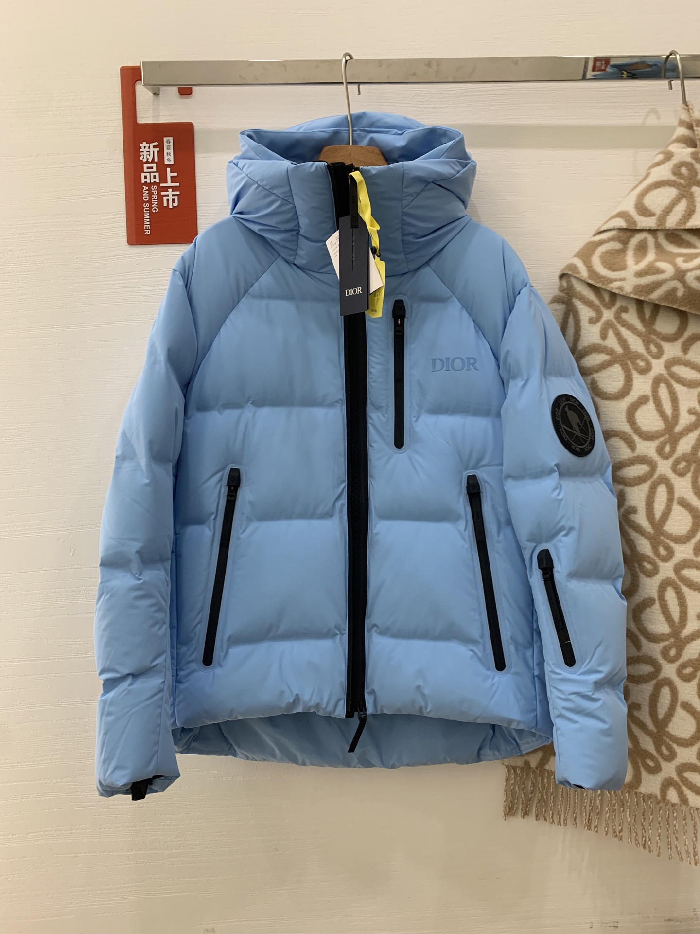 NO:499176,With dust bag Dior Dior x Diante Co-branded down ski jacket, exclusive first release in stock, limited supply, good things should be paid attention to the speed of buying, don't wait until the weather is cold, heavy industry down jacket, same style as men and women, with original dust bags The Diante brand can be said to be very popular and familiar around over the years, which is enough to show how popular it is. This year's latest joint ski jacket launched by Diante and Dior is a powerful combination to raise both brands to a new height. It is difficult to buy in the counter. We bought and developed at a high price, and we have saved you perfectly. The key is to fully match the version, color, details, auxiliary materials, and shingles, and they don't cut corners. I believe you will be amazed!  Use excellent high-tech waterproof performance staple fiber nylon fabric, waterproof and pressure glue bonding design, waterproof standard that ordinary down jackets cannot meet 90 white goose down jackets, warmth and comfort are self-evident, filling the velvet The whole dress is very light and not heavy The complex heavy industry technology of ski clothing is not something that ordinary small factories can reproduce. The better the thing, the more you don’t need to introduce it too much. Details are detailed~ Color sky blue/yellow/navy Size 46 48 50 52,,dior,dior,down jacket,alexander wang19860909配防尘袋Dior迪奥 x 迪桑特 联名款羽绒滑雪服 重磅独家首发,现货 限量供应,好东西要讲究抢购速度,别等天冷了就没货了 重工羽绒服,男女同款 配原版防尘袋 迪桑特这个品牌这些年可以说在身边非常火爆和熟悉,足以说明它受喜爱的程度,今年最新迪桑特和Dior推出的联名款滑雪服更是强强组合把两个品牌都拉升了新高度.专柜很难买,我们高价购入开发,又替你们完美地省钱了,重点是完全对版 颜色 细节 辅料 绒 ,一样不偷工减料,相信你们入手都会赞叹不已！ 使用出色的高科技防水性能短纤尼龙面料,防水压胶贴合设计,普通羽绒服达不到的防水标准 90白鹅绒填充,保暖度舒适度不言而喻,充好绒 整件衣服非常轻盈不厚重 滑雪服的复杂重工工艺,不是一般小厂能复刻得出来的,越好的东西越是不需过多介绍了,细节图细品吧～ 颜色天蓝/黄色/藏青 尺码 46 48 50 52,,dior,dior,down jacket,alexander wang,Women's clothing