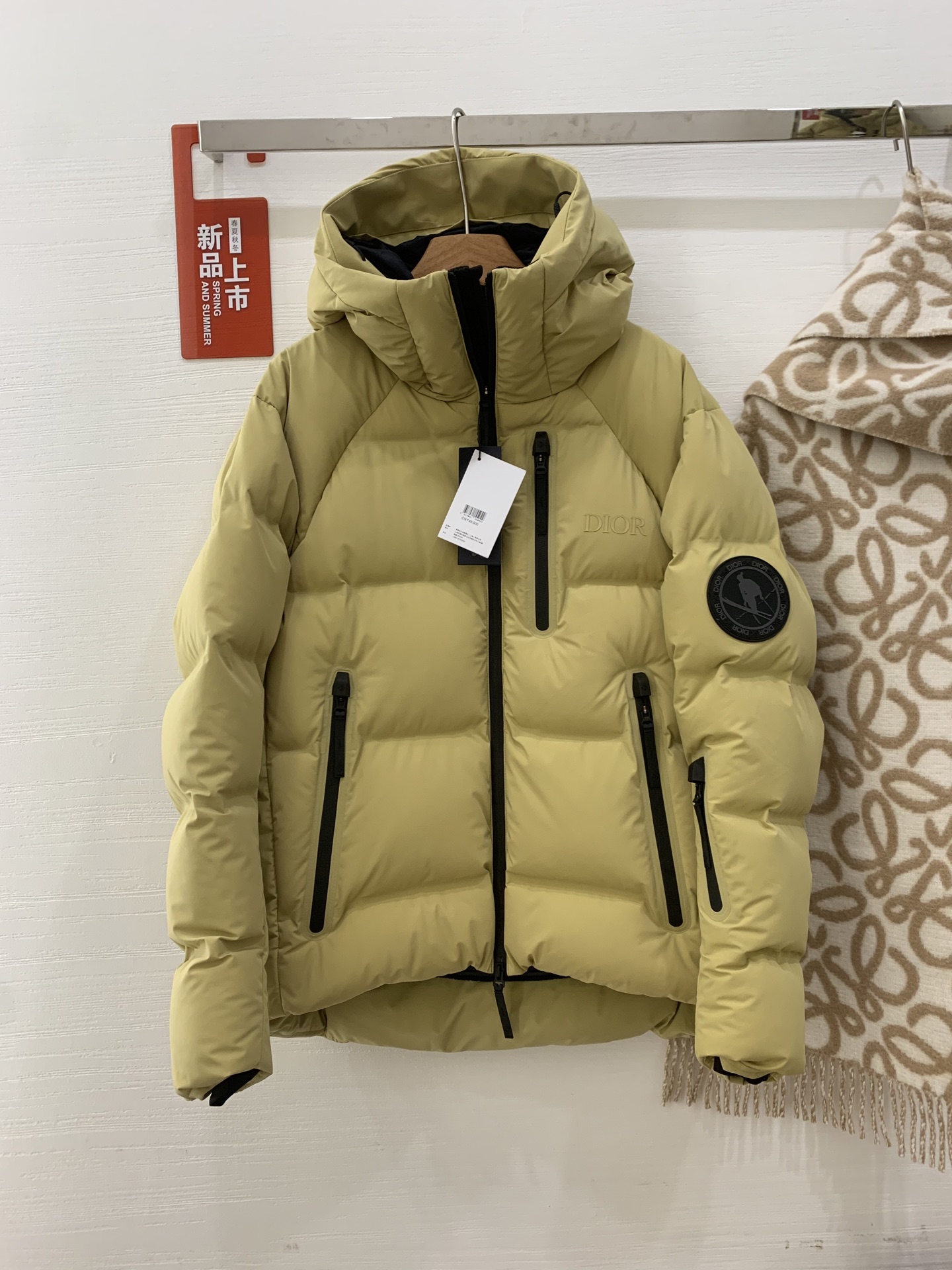 NO:499183,With dust bag Dior Dior x Diante Co-branded down ski jacket, exclusive first release in stock, limited supply, good things should be paid attention to the speed of buying, don't wait until the weather is cold, heavy industry down jacket, same style as men and women, with original dust bags The Diante brand can be said to be very popular and familiar around over the years, which is enough to show how popular it is. This year's latest joint ski jacket launched by Diante and Dior is a powerful combination to raise both brands to a new height. It is difficult to buy in the counter. We bought and developed at a high price, and we have saved you perfectly. The key is to fully match the version, color, details, auxiliary materials, and shingles, and they don't cut corners. I believe you will be amazed!  Use excellent high-tech waterproof performance staple fiber nylon fabric, waterproof and pressure glue bonding design, waterproof standard that ordinary down jackets cannot meet 90 white goose down jackets, warmth and comfort are self-evident, filling the velvet The whole dress is very light and not heavy The complex heavy industry technology of ski clothing is not something that ordinary small factories can reproduce. The better the thing, the more you don’t need to introduce it too much. Details are detailed~ Color sky blue/yellow/navy Size 46 48 50 52,,dior,dior,down jacket,alexander wang19860909配防尘袋Dior迪奥 x 迪桑特 联名款羽绒滑雪服 重磅独家首发,现货 限量供应,好东西要讲究抢购速度,别等天冷了就没货了 重工羽绒服,男女同款 配原版防尘袋 迪桑特这个品牌这些年可以说在身边非常火爆和熟悉,足以说明它受喜爱的程度,今年最新迪桑特和Dior推出的联名款滑雪服更是强强组合把两个品牌都拉升了新高度.专柜很难买,我们高价购入开发,又替你们完美地省钱了,重点是完全对版 颜色 细节 辅料 绒 ,一样不偷工减料,相信你们入手都会赞叹不已！ 使用出色的高科技防水性能短纤尼龙面料,防水压胶贴合设计,普通羽绒服达不到的防水标准 90白鹅绒填充,保暖度舒适度不言而喻,充好绒 整件衣服非常轻盈不厚重 滑雪服的复杂重工工艺,不是一般小厂能复刻得出来的,越好的东西越是不需过多介绍了,细节图细品吧～ 颜色天蓝/黄色/藏青 尺码 46 48 50 52,,dior,dior,down jacket,alexander wang,Women's clothing