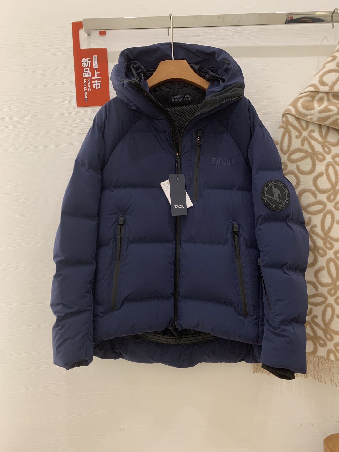 NO:499191,With dust bag Dior Dior x Diante Co-branded down ski jacket, exclusive first release in stock, limited supply, good things should be paid attention to the speed of buying, don't wait until the weather is cold, heavy industry down jacket, same style as men and women, with original dust bags The Diante brand can be said to be very popular and familiar around over the years, which is enough to show how popular it is. This year's latest joint ski jacket launched by Diante and Dior is a powerful combination to raise both brands to a new height. It is difficult to buy in the counter. We bought and developed at a high price, and we have saved you perfectly. The key is to fully match the version, color, details, auxiliary materials, and shingles, and they don't cut corners. I believe you will be amazed!  Use excellent high-tech waterproof performance staple fiber nylon fabric, waterproof and pressure glue bonding design, waterproof standard that ordinary down jackets cannot meet 90 white goose down jackets, warmth and comfort are self-evident, filling the velvet The whole dress is very light and not heavy The complex heavy industry technology of ski clothing is not something that ordinary small factories can reproduce. The better the thing, the more you don’t need to introduce it too much. Details are detailed~ Color sky blue/yellow/navy Size 46 48 50 52,,dior,dior,down jacket,alexander wang19860909配防尘袋Dior迪奥 x 迪桑特 联名款羽绒滑雪服 重磅独家首发,现货 限量供应,好东西要讲究抢购速度,别等天冷了就没货了 重工羽绒服,男女同款 配原版防尘袋 迪桑特这个品牌这些年可以说在身边非常火爆和熟悉,足以说明它受喜爱的程度,今年最新迪桑特和Dior推出的联名款滑雪服更是强强组合把两个品牌都拉升了新高度.专柜很难买,我们高价购入开发,又替你们完美地省钱了,重点是完全对版 颜色 细节 辅料 绒 ,一样不偷工减料,相信你们入手都会赞叹不已！ 使用出色的高科技防水性能短纤尼龙面料,防水压胶贴合设计,普通羽绒服达不到的防水标准 90白鹅绒填充,保暖度舒适度不言而喻,充好绒 整件衣服非常轻盈不厚重 滑雪服的复杂重工工艺,不是一般小厂能复刻得出来的,越好的东西越是不需过多介绍了,细节图细品吧～ 颜色天蓝/黄色/藏青 尺码 46 48 50 52,,dior,dior,down jacket,alexander wang,Women's clothing