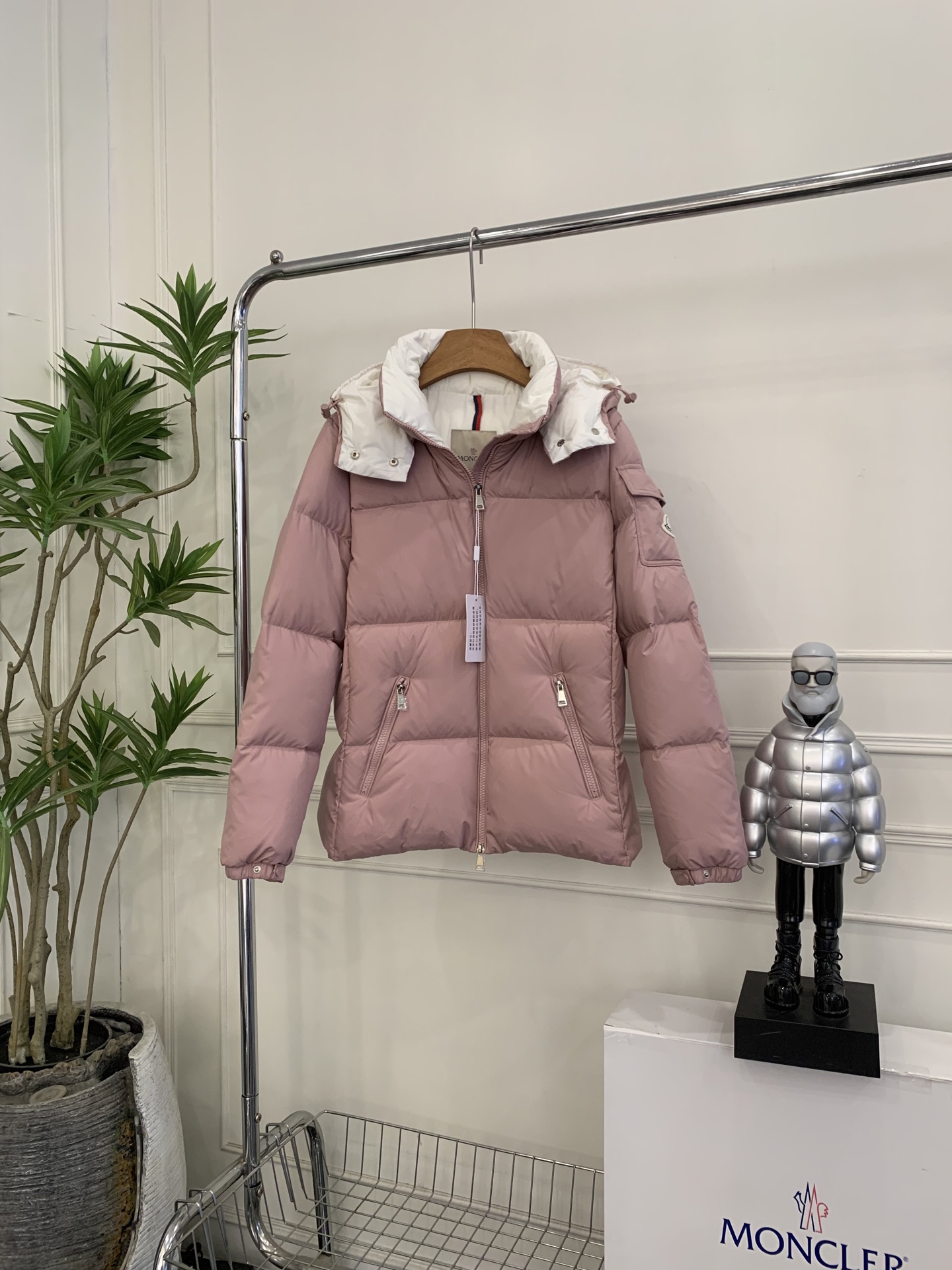 NO:545070,With dust bag Moncler masked women's Fourmines short down jacket nylon slim jacket down jacket, Fourmines down jacket is made of recycled materials, reflecting Moncler's commitment to using fabrics with less environmental impact. The short down jacket is made of polyester, waterproof, and removable hood to enhance protection. The item adopts a versatile design, adding a layer of warmth to the feminine appearance. Size 1234 Color black pink, Moncler, jackets & coats, down jacket, hats, alexander wang19860909配防尘袋Moncler蒙口女装Fourmines短款羽绒服尼龙修身夹克羽绒服,Fourmines 羽绒服采用回收材料制成,体现了Moncler致力于使用对环境影响较小的面料.短款羽绒服采用涤纶制成,经过防水处理,可拆卸兜帽增强保护.该单品采用百搭设计,为女性化外观增添一层温暖. 尺码1234 颜色黑色 粉色,,Moncler,jackets & coats,down jacket,hats,alexander wang,Women's clothing