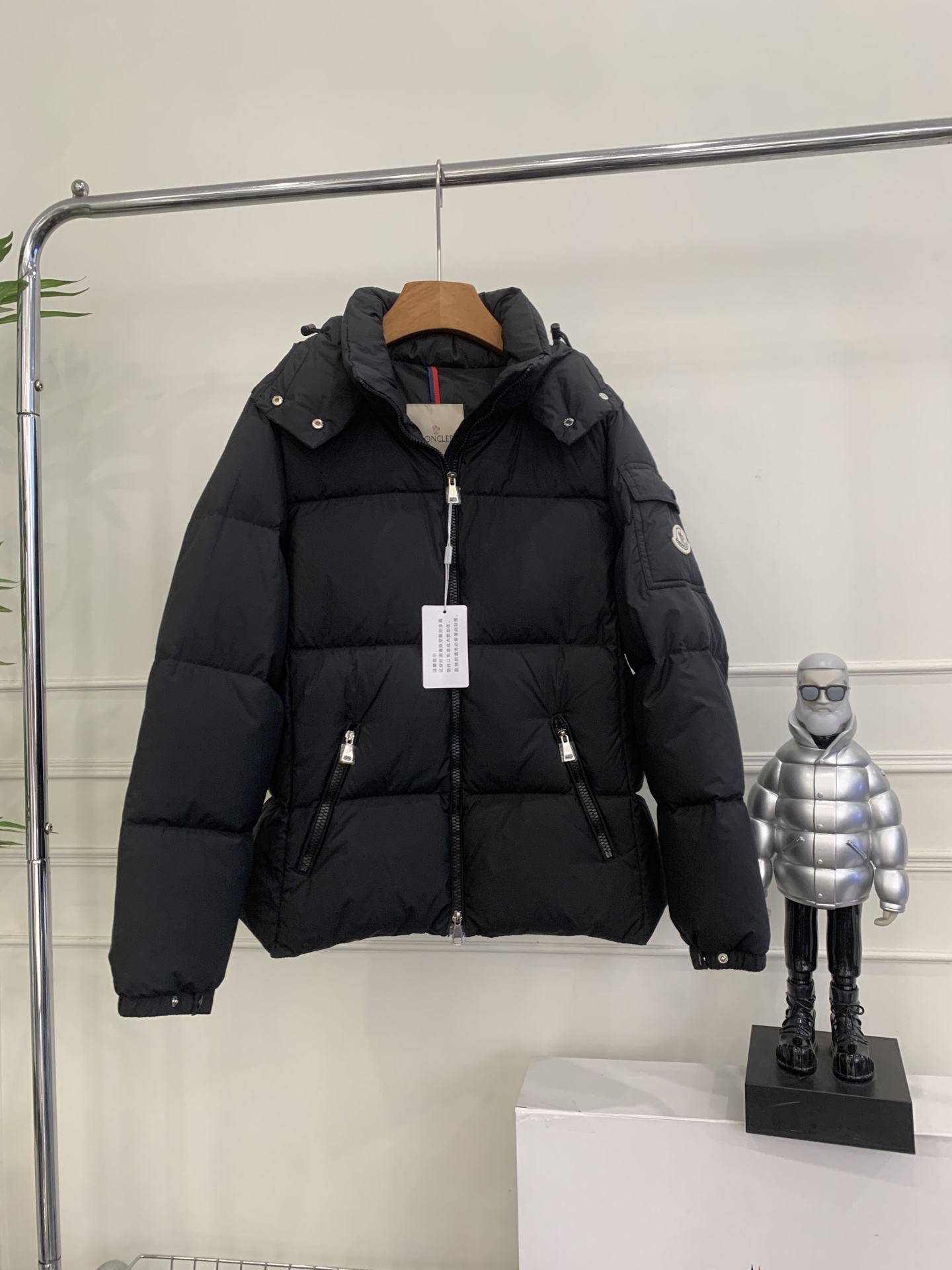 NO:548493,With dust bag Moncler masked women's Fourmines short down jacket nylon slim jacket down jacket, Fourmines down jacket is made of recycled materials, reflecting Moncler's commitment to using fabrics with less environmental impact. The short down jacket is made of polyester, waterproof, and removable hood to enhance protection. The item adopts a versatile design, adding a layer of warmth to the feminine appearance. Size 1234 Color black pink, Moncler, jackets & coats, down jacket, hats, alexander wang19860909配防尘袋 Moncler蒙口女装Fourmines短款羽绒服尼龙修身夹克羽绒服,Fourmines 羽绒服采用回收材料制成,体现了Moncler致力于使用对环境影响较小的面料.短款羽绒服采用涤纶制成,经过防水处理,可拆卸兜帽增强保护.该单品采用百搭设计,为女性化外观增添一层温暖. 尺码1234 颜色黑色 粉色,,Moncler,jackets & coats,down jacket,hats,alexander wang,Women's clothing