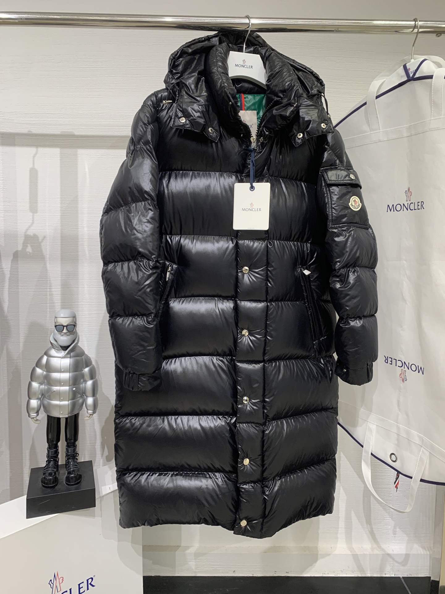 NO:501281,With dust bag 95 gooseberry style!  !  !  !  Top-notch, ceiling, welcome to compare. MAYA long # lengthened model. As an evergreen model, Maya has finally released a long model. The brand new silver-gray inner layer, a better textured fabric, a large 95 pure white velvet filling. This model is not popular, and it is hard tolerate. When the counter was first released, I had already purchased it on my behalf. The first feeling was that this model is good, can be explosive, and it will definitely continue to be popular in the next few years. After analyzing the filling, the velvet volume of 1 size has reached 450g. The process is good, but for us who are opening it, there is no big challenge. This model ignores all kinds of extremely cold weather, the key is that the style is excellent, and it is a must-have style for men's wardrobe. The number of velvet is 1.2.3.4.5, alexander wang19860909配防尘袋95鹅绒款！！！！ 顶级,天花板,欢迎对比. MAYA长款＃加长款.作为常青款的玛雅,终于出长款的啦.全新的银灰内里,质感更佳的面料,大朵大朵的95纯白绒填充.此款不火,天理难容.专柜刚出的时候,我就已代购入手,到手第一感觉就是,这款好,能爆,而且接下来几年肯定能持续火下去.分析了充绒,1码的充绒量已经高达450g.工艺方面还好,对于做开的我们来说,没啥太大挑战.此款上身,无视各种极寒天气,关键还是版型超赞,男士衣橱必备的款式.码数1.2.3.4.5,,alexander wang,Women's clothing