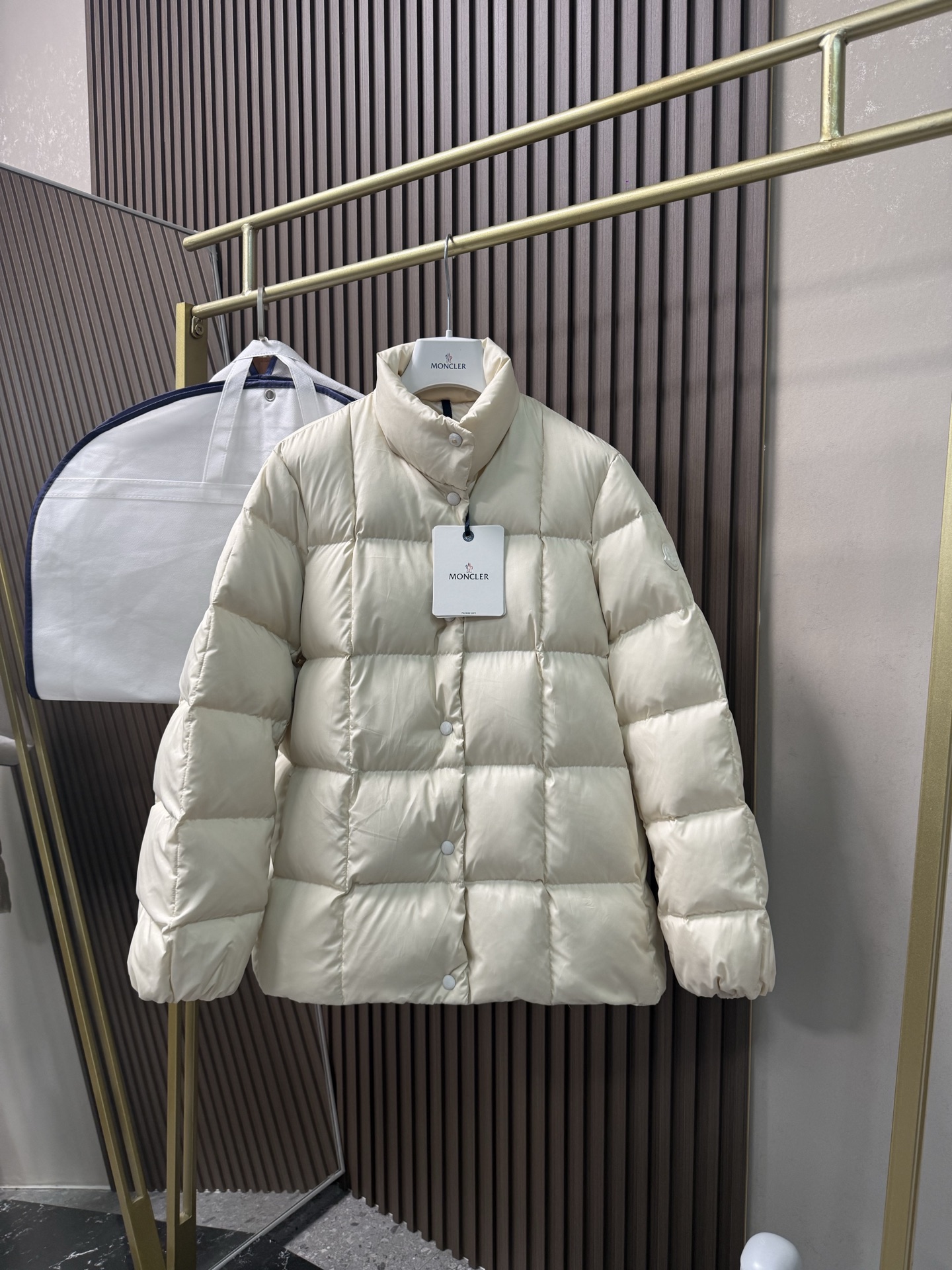 NO:657158,Comes with dust bag Moncler Moncler new product Cochevinne women's square quilted short down jacket jacket size 0-1-2-3,,Moncler,jackets & coats,jackets & coats,down jacket,alexander wang19860909配防尘袋Moncler盟可睐 新品Cochevinne女士方形绗缝短款羽绒服夹克外套 码数0-1-2-3,,Moncler,jackets & coats,jackets & coats,down jacket,alexander wang,Women's clothing