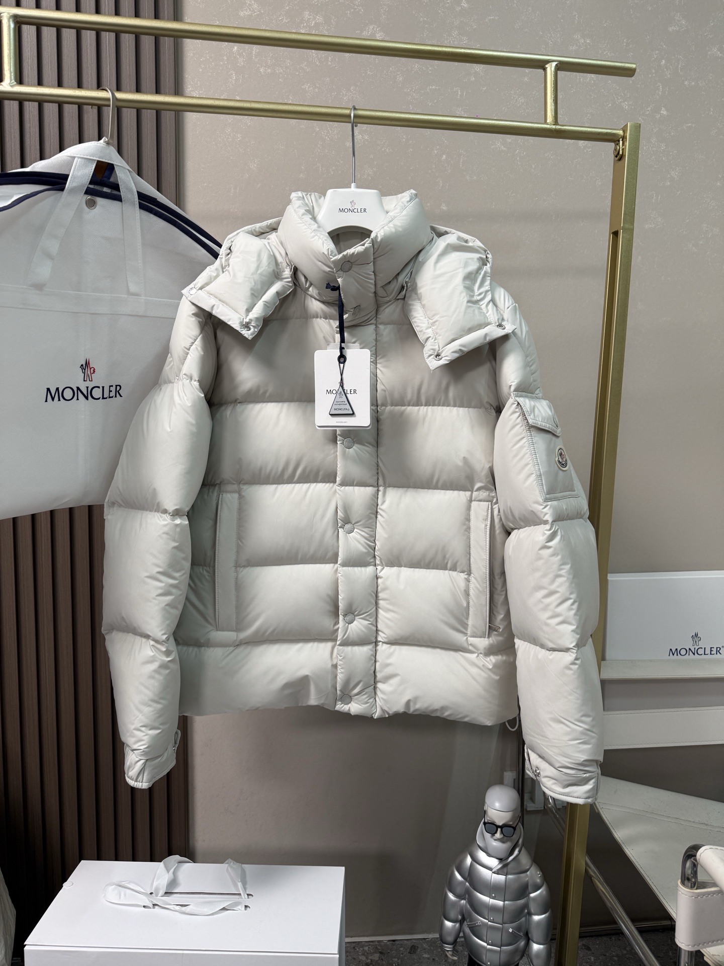 NO:621832,Comes with dust bag, MoncIer maya matte fabric, high-end texture, gray and white tones, super versatile, clean and fashionable, velvet filling, lightweight and warm,,alexander wang19860909配防尘袋MoncIer maya 哑光面料 质感高级 灰白调超百搭 干净又时尚 绒填充轻便又保暖,,alexander wang,Women's clothing