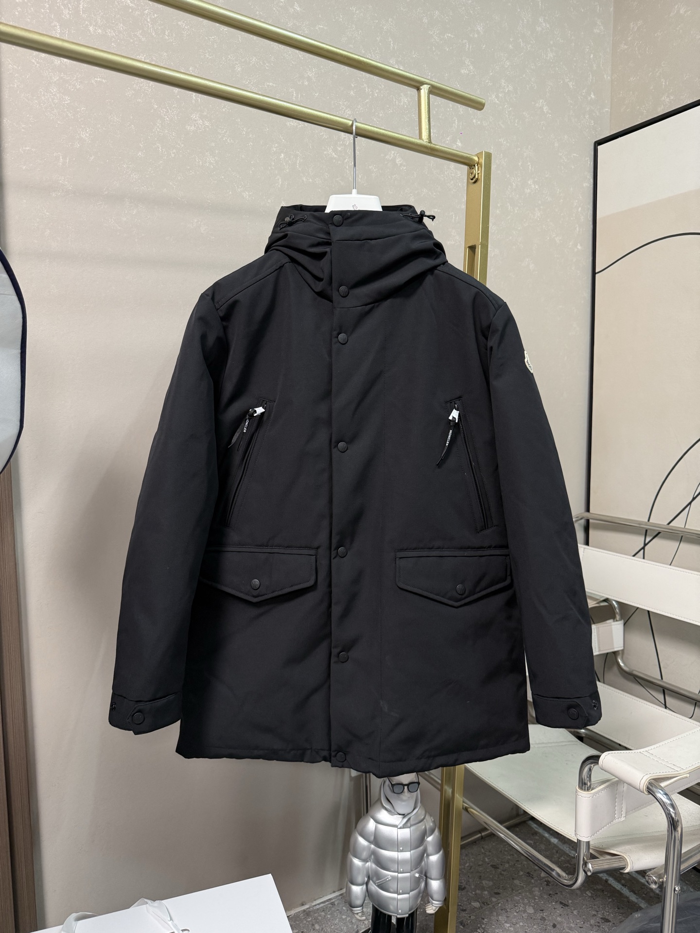 NO:627597,Equipped with dust bag MONCLER Moncler/Mouth New Liveradois Men's Mid-Length Hooded Down Jacket Business Style Authentic 23400 Buy 1:1 Production Each down jacket has gone through at least 150 processes and the maximum fill power can reach 800 to make the wear warmer 5A level standard Use German anti-down needles up to 11 stitches every three centimeters Precision sewing Sleeve LOGO mark Sleeve LOGO mark  Made of wool, the embroidery is made by Japanese Tajima machine. The NFC chip sleeves wool embroidery label and the inner wash label can verify the NFC chip. The fabric is lightweight, waterproof and breathable nylon cloth. Filled with 90 white goose down and made of the best cloud velvet. The fluffiness is extremely high and very warm. The zipper is electroplated and engraved with logo zipper, consistent with the original version. The embroidery is made by Japanese Tajima embroidery machine. Main label of accessories, wash label, hang tag.  The packaging is all original and complete, Moncler, Moncler, jackets & coats, down jacket, hats, alexander wang19860909配防尘袋MONCLER 盟可睐/蒙口 新款  Liveradois 男士 中长款 连帽羽绒服外套 商务风格 正品23400 购买 1:1制作 每一件羽绒服至少经过150道工序加最高蓬松度可以达到800 让穿着更保暖 5A级标准 采用德国防绒针 每三厘米高达11针 精密缝制 袖子LOGO标袖子的LOGO标 采用羊毛材质, 绣花采用日本田岛机制作 NFC芯片袖子羊毛绣花标和内里洗标均可验证NFC芯片 面料轻防水透气尼龙布 填充90白鹅绒采用最好的云朵绒 蓬松度极高 非常保暖 拉链电镀刻字logo拉链 与原版保持一致 绣花日本田岛绣花机制成 辅料主标 洗标 吊牌 包装全部原装一致具全,,Moncler,Moncler,jackets & coats,down jacket,hats,alexander wang,Women's clothing