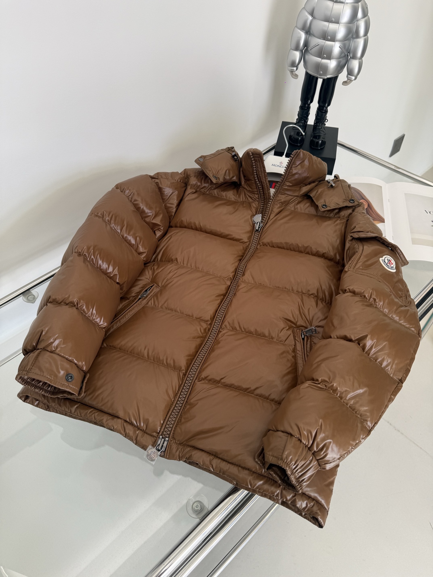 NO:657152,Equipped with a dust bag, the Maya family has added a dazzling new color ~ New color, hot style for the mouth, 2025 autumn and winter new original 1:1 customized hardware accessories, all imported original customization, welcome to compare at the counter, absolutely high quality, using top-grade goose down, super soft, full and fluffy, super heavy fabrics, perfect workmanship, attention to the fabric is super comfortable, exclusive, non-market goods, same size for men and women, 1-6, Moncler, alexander wang19860909配防尘袋玛雅家族又增加了亮眼新色～ 新颜色 蒙口爆款 2025秋冬新款原版1:1订制五金配件全进口原版定制 欢迎专柜对比 绝对的高品质 采用顶级鹅绒 超柔软 充羽量蓬松饱满 超级重面料做工杠杠的版型完美 注意面料超舒服 独家款 非市场货 男女同款尺码1-6,,Moncler,alexander wang,Women's clothing