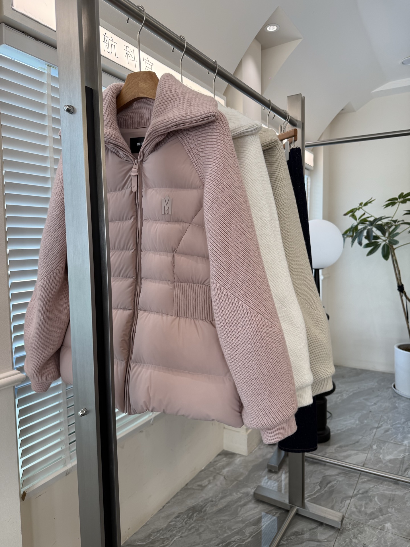 NO:657137,Comes with dust bag MACKAE | FOXY. The sleeves and collar are made of knitted fabric, rich in design details, and can be worn indoors and outdoors. The tailoring is well-fitted, the elastic design at the waist highlights the waist, and the lantern sleeve design accommodates the arm lines, which is both fashionable and warm. It is simple and classic. The spliced ​​down jacket and knitted sleeves are used to keep warm and add layers. The arms are not afraid of cold outdoors in winter. The gall-free velvet makes the skin more comfortable. Wool knitting has sophisticated craftsmanship!  Color: off-white, pink, black, khaki, size S, M, L,, jackets & coats, down jacket, alexander wang19860909配防尘袋MACKAE｜FOXY搞起来 袖子和领口采用针织面料,丰富设计细节感,室内外皆可穿着.剪裁合体,腰部的松紧设计更显腰身,灯笼袖设计则包容手臂线条,兼具时尚性和保暖性,简约经典.,拼接羽绒夹克、针织袖子采用,保暖加层,冬天户外不怕冷胳膊、无胆防绒,让肌肤更舒适、羊毛针织、工艺复杂精良！颜色米白,粉、黑、卡其,尺码S、M、L,,jackets & coats,down jacket,alexander wang,Women's clothing