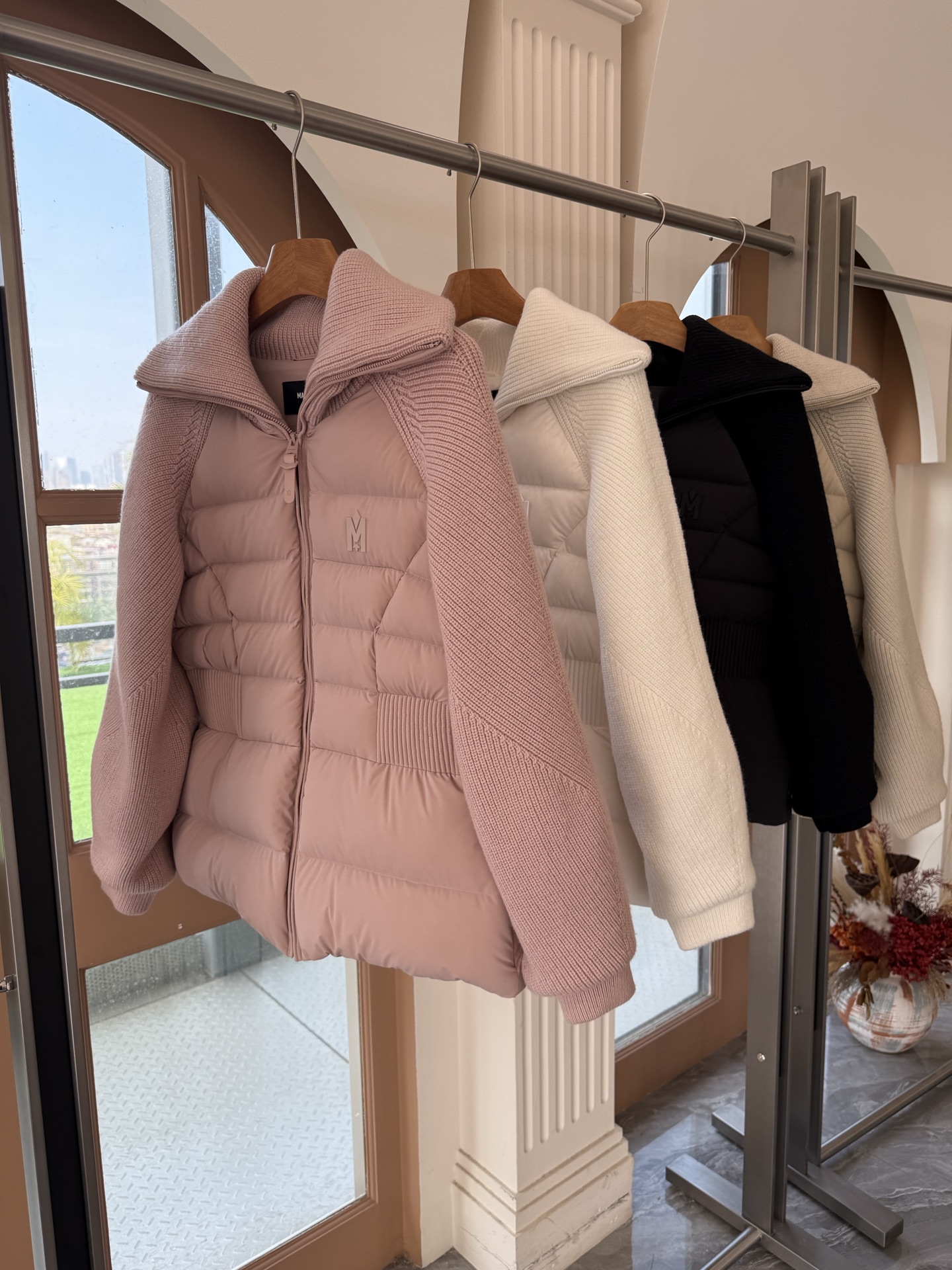 NO:657147,Comes with dust bag MACKAE | FOXY. The sleeves and collar are made of knitted fabric, rich in design details, and can be worn indoors and outdoors. The tailoring is well-fitted, the elastic design at the waist highlights the waist, and the lantern sleeve design accommodates the arm lines, which is both fashionable and warm. It is simple and classic. The spliced ​​down jacket and knitted sleeves are used to keep warm and add layers. The arms are not afraid of cold outdoors in winter. The gall-free velvet makes the skin more comfortable. Wool knitting has sophisticated craftsmanship!  Color: off-white, pink, black, khaki, size S, M, L,, jackets & coats, down jacket, alexander wang19860909配防尘袋MACKAE｜FOXY搞起来 袖子和领口采用针织面料,丰富设计细节感,室内外皆可穿着.剪裁合体,腰部的松紧设计更显腰身,灯笼袖设计则包容手臂线条,兼具时尚性和保暖性,简约经典.,拼接羽绒夹克、针织袖子采用,保暖加层,冬天户外不怕冷胳膊、无胆防绒,让肌肤更舒适、羊毛针织、工艺复杂精良！颜色米白,粉、黑、卡其,尺码S、M、L,,jackets & coats,down jacket,alexander wang,Women's clothing