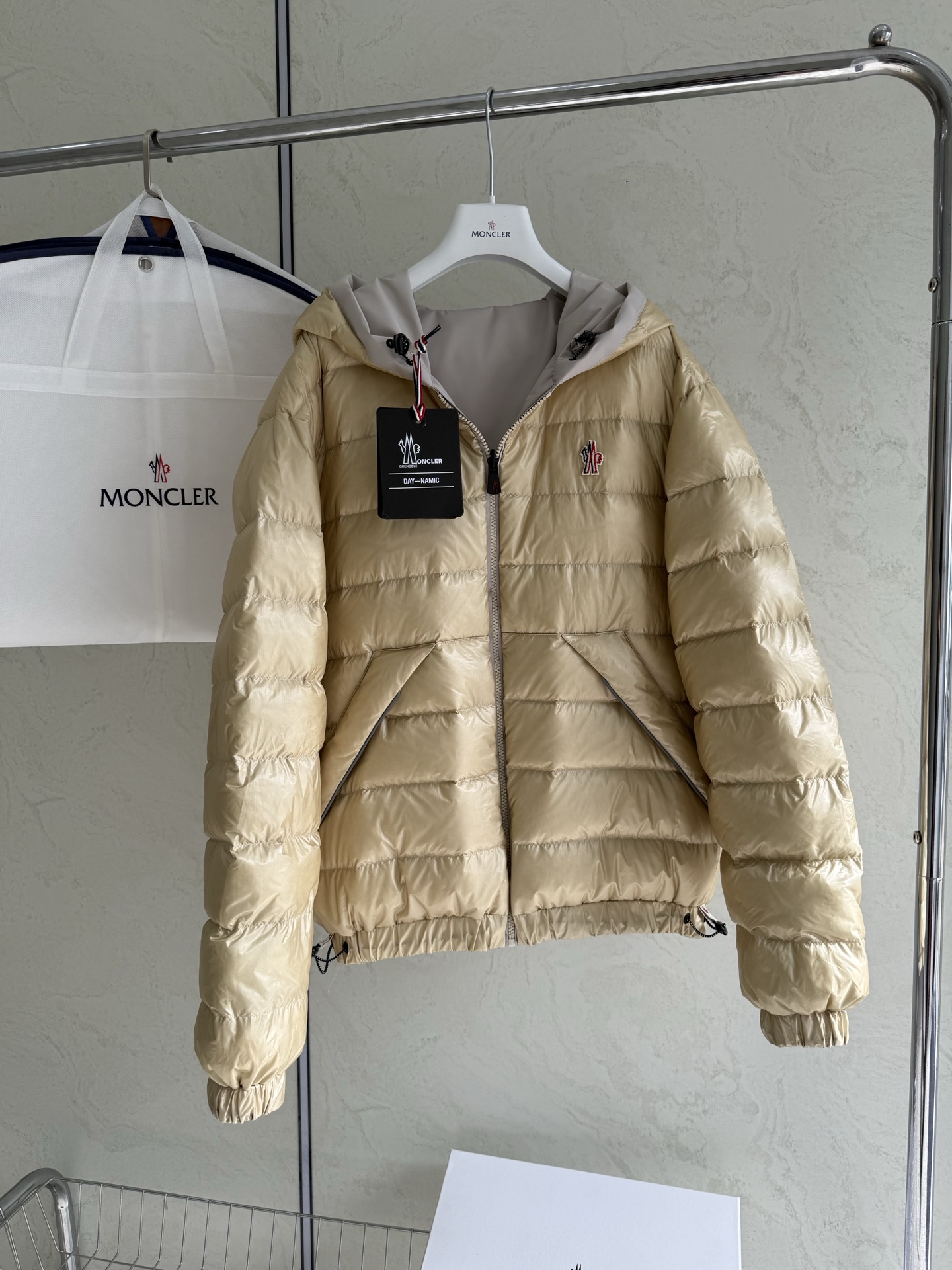 NO:687062,Comes with dust bag Moncler 2025 Autumn and Winter new BERGUN men's reversible hooded down jacket. One side is functional and the other is warm. Couple style can be worn with eyes closed, unlocking the duality of wearing, both functional and warm.  One side has a matte black functional style design with three-dimensional patch pockets and reflective trim, giving it a full street feel; the other side has glossy rhombus down with a classic hood that adds bulkiness, locks in temperature and is stylish. The hooded design is suitable for many scenes, and the loose cut can also be worn as a couple's style. One piece can be worn by one person to create a harmonious atmosphere. From daily commuting to outdoor travel, one piece unlocks two styles, a 'double-sided surprise' for autumn and winter wear. Color Black Beige  Size 2-3-4-5,,Moncler,jackets & coats,down jacket,hats,19860909配防尘袋Moncler 蒙口 2025秋冬 新款BERGUN男士双面穿连帽羽绒服外套 一面机能一面暖,情侣款闭眼入,解锁穿搭双面性,机能与保暖双 一面是哑光黑的机能风设计,立体贴袋搭配反光饰边,街头感拉满；另一面是亮面菱格羽绒,经典蒙口蓬松度加持,锁温又有型.连帽设计适配多场景,宽松剪裁还能做情侣款,一人一件穿出默契氛围感. 从日常通勤到户外出行,一件解锁两种风格,秋冬穿搭的「双面惊喜」 颜色黑色 米色 尺码2-3-4-5,,Moncler,jackets & coats,down jacket,hats,,Women's clothing