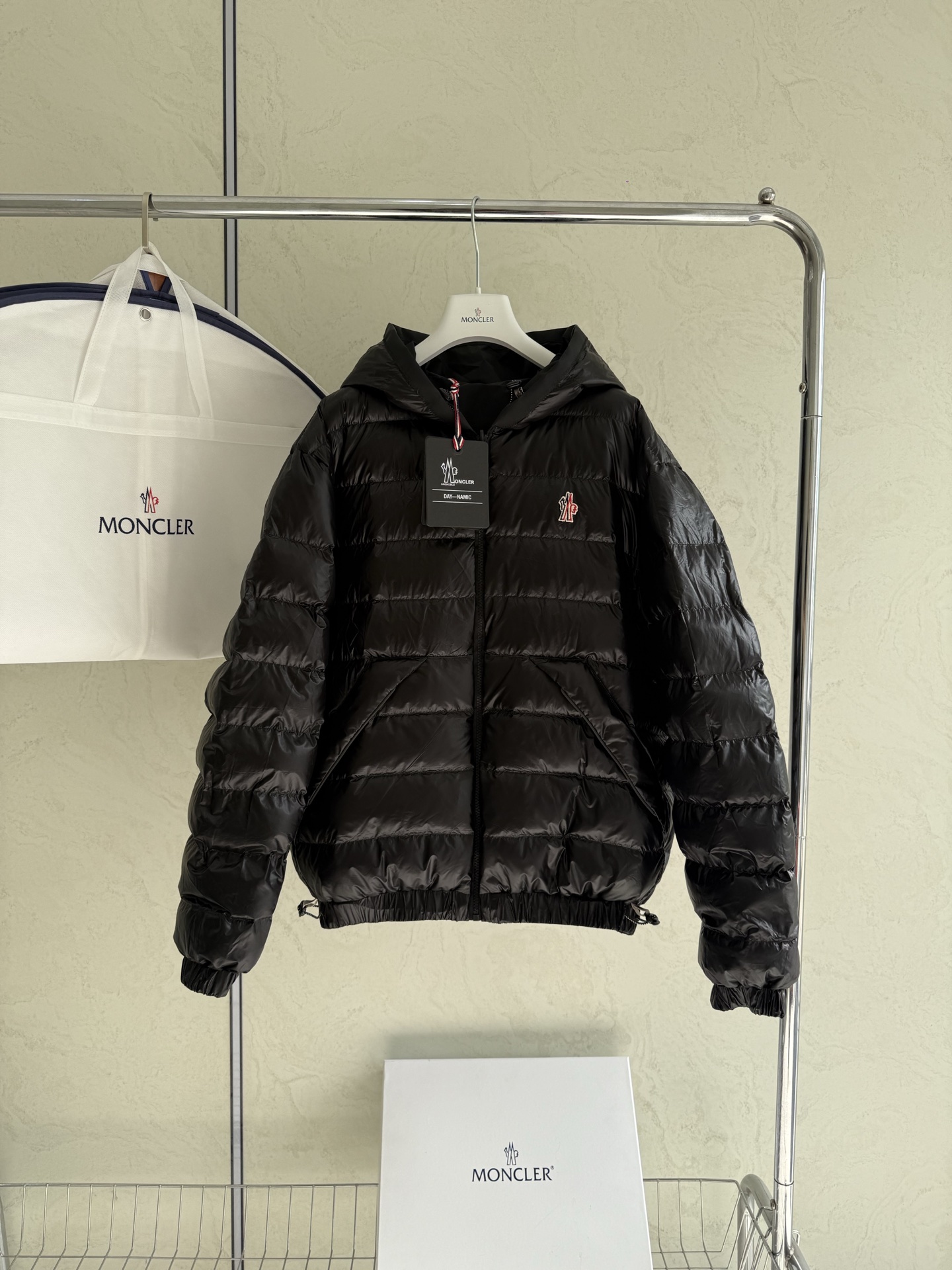 NO:687066,Comes with dust bag Moncler 2025 Autumn and Winter new BERGUN men's reversible hooded down jacket. One side is functional and the other is warm. Couple style can be worn with eyes closed, unlocking the duality of wearing, both functional and warm.  One side has a matte black functional style design with three-dimensional patch pockets and reflective trim, giving it a full street feel; the other side has glossy rhombus down with a classic hood that adds bulkiness, locks in temperature and is stylish. The hooded design is suitable for many scenes, and the loose cut can also be worn as a couple's style. One piece can be worn by one person to create a harmonious atmosphere. From daily commuting to outdoor travel, one piece unlocks two styles, a 'double-sided surprise' for autumn and winter wear. Color Black Beige  Size 2-3-4-5,,Moncler,jackets & coats,down jacket,hats,19860909配防尘袋Moncler 蒙口 2025秋冬 新款BERGUN男士双面穿连帽羽绒服外套 一面机能一面暖,情侣款闭眼入,解锁穿搭双面性,机能与保暖双 一面是哑光黑的机能风设计,立体贴袋搭配反光饰边,街头感拉满；另一面是亮面菱格羽绒,经典蒙口蓬松度加持,锁温又有型.连帽设计适配多场景,宽松剪裁还能做情侣款,一人一件穿出默契氛围感. 从日常通勤到户外出行,一件解锁两种风格,秋冬穿搭的「双面惊喜」 颜色黑色 米色 尺码2-3-4-5,,Moncler,jackets & coats,down jacket,hats,,Women's clothing