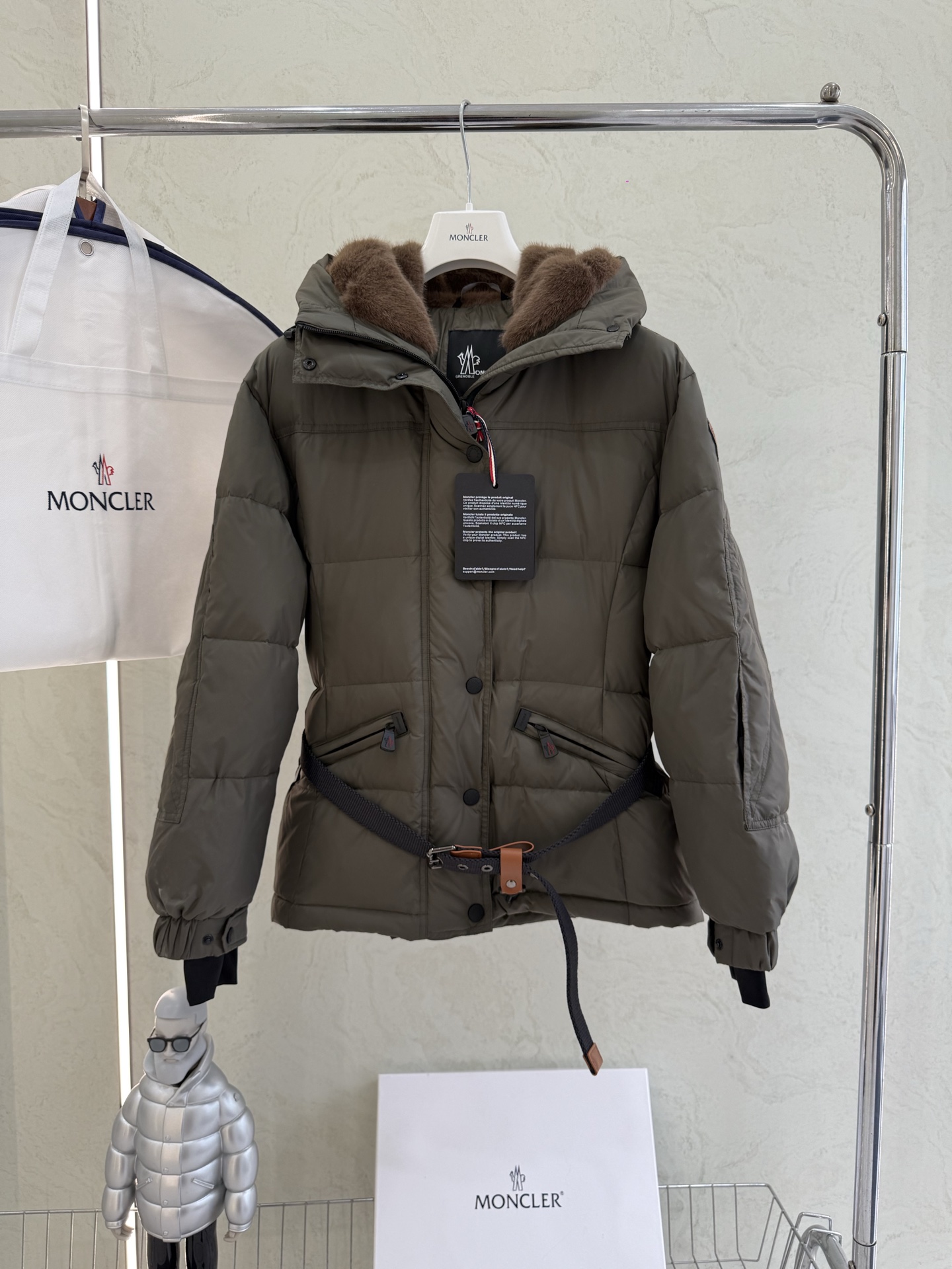 NO:687073,Comes with dust bag [Outdoor equipment] Salastrains women's belted down jacket [Public price 25,700] Moncler Grenoble Salastrains women's down jacket is made of functional fabrics and is an ideal companion for skiing. [Product details] Salastrains down jacket is made of high-quality fabrics to protect skiing. It is made of nylon material, which provides functional protection while maintaining permeability. It is equipped with functional zippers and wrist guards to resist bad weather. [Details]  Made from classic fabrics Fine fabric lining Filled with down Adjustable hood with fleece lining YKKAquaGuard functional zipper closure YKKAquaGuard functional zipper pocket Internal electronics pocket with YKKAquaGuard functional zipper closure Ski pass pocket with YKKAquaGuard functional zipper closure Removable waistband with leather details and glove hooks Elastic jersey wrist guards Snap studs at cuffs Logo patch  Leather part: cow leather; Fabric: nylon; Lining: polyester fiber; Hood lining: polyester fiber; Filling details: polyester fiber; Fabric 1:83 nylon/17 spandex; Filling: goose down Velvet content: 90; Except for coating; Except for decoration; [Color olive green, black],,jackets & coats,jackets & coats,down jacket,cowhide,gloves,hats,19860909配防尘袋【户外装备】Salastrains女士腰带羽绒夹克外套【公价25700】 MonclerGrenobleSalastrains女士羽绒夹克采用功能性面料制成,是滑雪运动的理想伴侣.【商品详情】 Salastrains羽绒夹克选用优质面料,为滑雪运动保驾护航.采用尼龙材质,在保持通透性的同时提供功能性保护.配以功能性拉链和护腕,可抵御恶劣天气.【细节】 采用经典面料制成 细密面料衬里 填充羽绒 可调节兜帽,配有抓绒衬里 YKKAquaGuard功能性拉链开合 YKKAquaGuard功能性拉链口袋 内部电子设备口袋,YKKAquaGuard功能性拉链开合 滑雪通行证口袋,YKKAquaGuard功能性拉链开合 可拆卸腰带,配有皮革细节和手套钩扣 弹性平纹针织护腕 袖口设有按扣 标识贴片 皮革部分:牛皮革;面料:锦纶;里料:聚酯纤维;兜帽里料:聚酯纤维;填充物细节:聚酯纤维;面料1:83锦纶/17氨纶;填充物:鹅绒绒子含量:90;涂层除外;装饰除外;【颜色橄榄绿、黑色】,,jackets & coats,jackets & coats,down jacket,cowhide,gloves,hats,,Women's clothing