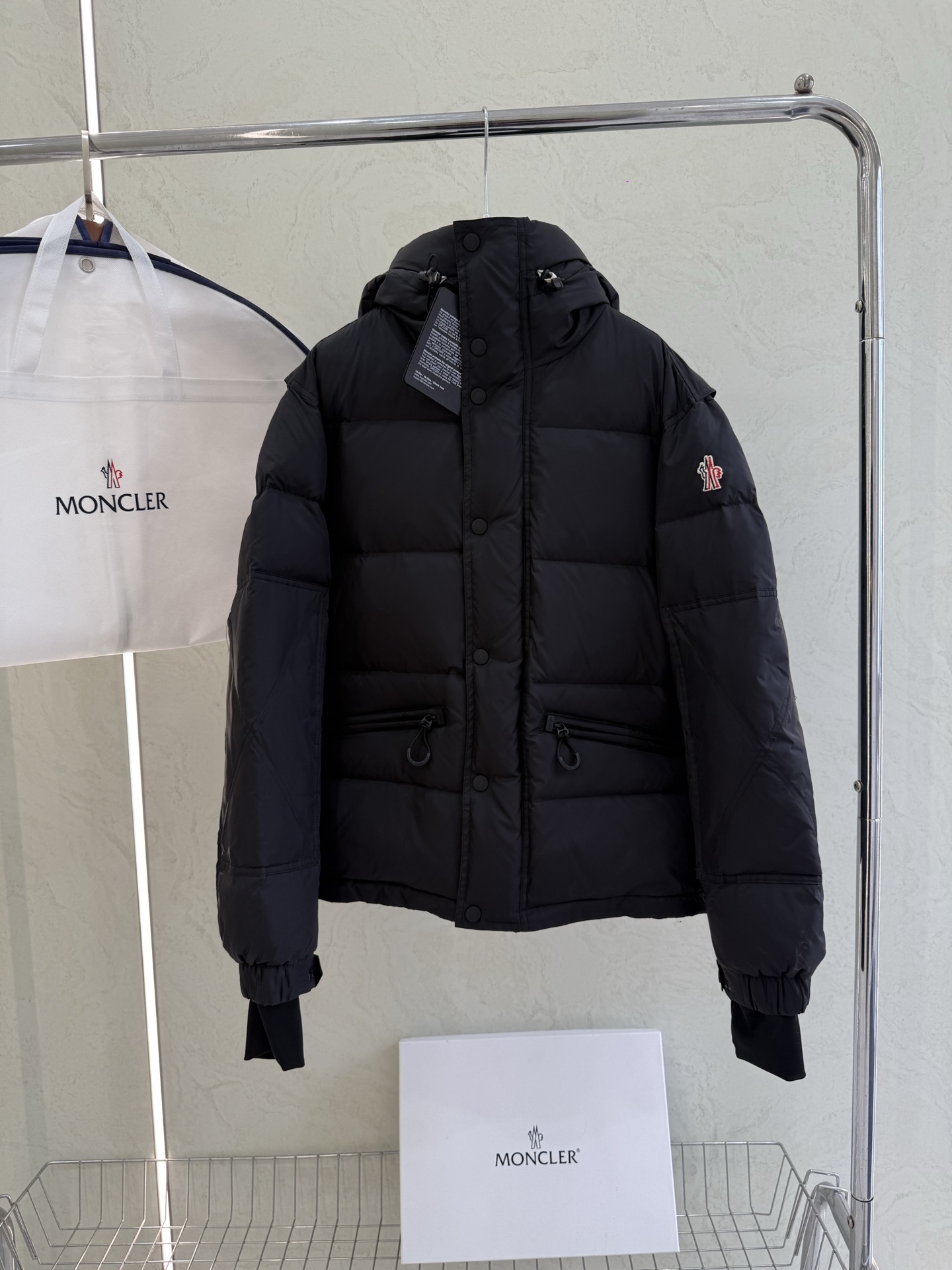 NO:687076,With dust bag Moncler 2025 autumn and winter new Kasanka men's hooded down jacket ski jacket  It combines the hard-core performance of professional ski equipment with the iconic down filling technology of the muzzle to create all-round protection for winter outdoor use. High-density windproof fabric with full down filling can easily withstand severe cold wind and snow; the hood design can be adjusted to fit the head, and the windproof closing details on the cuffs add a sense of practicality. The three-dimensional tailoring of the shoulders and sleeves is suitable for big movements such as skiing, taking into account freedom of movement and style.  The military green tone is calm and atmospheric. Whether it is riding on the snow field or daily commuting, it is a winter hard currency that highlights style, perfectly integrating functionality and high-end sense in a jacket. Color black military green Size 1-2-3-4-5,,Moncler,jackets & coats,jackets & coats,down jacket,hats,19860909配防尘袋Moncler 蒙口 2025秋冬新款 Kasanka男士连帽羽绒服滑雪夹克外套 以专业滑雪装备的硬核性能,融合蒙口标志性的羽绒填充工艺,打造冬日户外的全能防护.高密防风面料搭配饱满羽绒填充,轻松抵御严寒风雪；连帽设计可调节贴合头部,袖口防风收口细节拉满实用感,肩部与袖身的立体剪裁适配滑雪等大动作,兼顾运动自由度与造型感. 军绿色调沉稳大气,无论是驰骋雪场还是日常通勤,都是彰显格调的冬日硬通货,让功能性与高级感在一件外套里完美融合. 颜色黑色 军绿色 尺码1-2-3-4-5,,Moncler,jackets & coats,jackets & coats,down jacket,hats,,Women's clothing