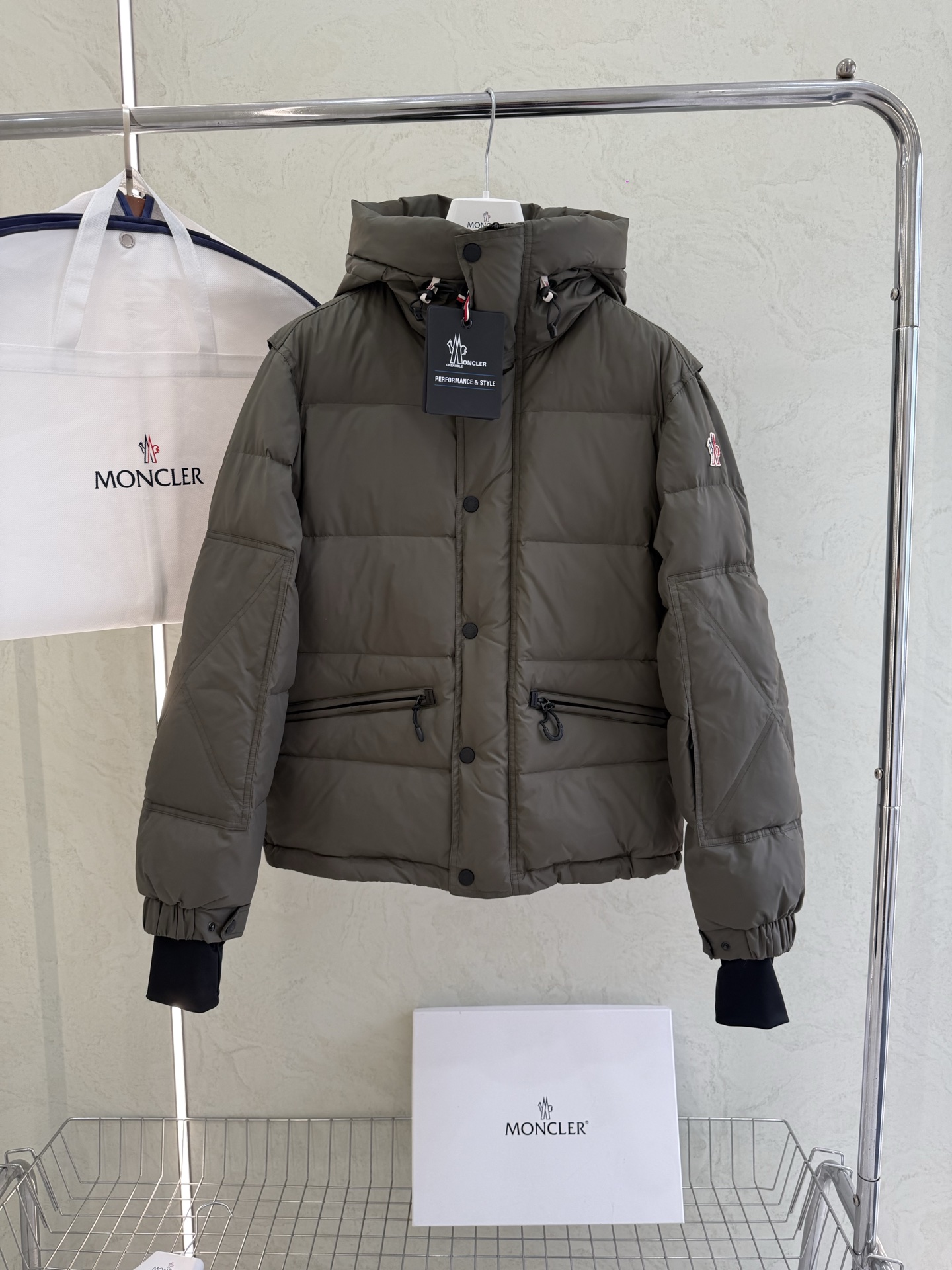 NO:687083,With dust bag Moncler 2025 autumn and winter new Kasanka men's hooded down jacket ski jacket  It combines the hard-core performance of professional ski equipment with the iconic down filling technology of the muzzle to create all-round protection for winter outdoor use. High-density windproof fabric with full down filling can easily withstand severe cold wind and snow; the hood design can be adjusted to fit the head, and the windproof closing details on the cuffs add a sense of practicality. The three-dimensional tailoring of the shoulders and sleeves is suitable for big movements such as skiing, taking into account freedom of movement and style.  The military green tone is calm and atmospheric. Whether it is riding on the snow field or daily commuting, it is a winter hard currency that highlights style, perfectly integrating functionality and high-end sense in a jacket. Color black military green Size 1-2-3-4-5,,Moncler,jackets & coats,jackets & coats,down jacket,hats,19860909配防尘袋Moncler 蒙口 2025秋冬新款 Kasanka男士连帽羽绒服滑雪夹克外套 以专业滑雪装备的硬核性能,融合蒙口标志性的羽绒填充工艺,打造冬日户外的全能防护.高密防风面料搭配饱满羽绒填充,轻松抵御严寒风雪；连帽设计可调节贴合头部,袖口防风收口细节拉满实用感,肩部与袖身的立体剪裁适配滑雪等大动作,兼顾运动自由度与造型感. 军绿色调沉稳大气,无论是驰骋雪场还是日常通勤,都是彰显格调的冬日硬通货,让功能性与高级感在一件外套里完美融合. 颜色黑色 军绿色 尺码1-2-3-4-5,,Moncler,jackets & coats,jackets & coats,down jacket,hats,,Women's clothing