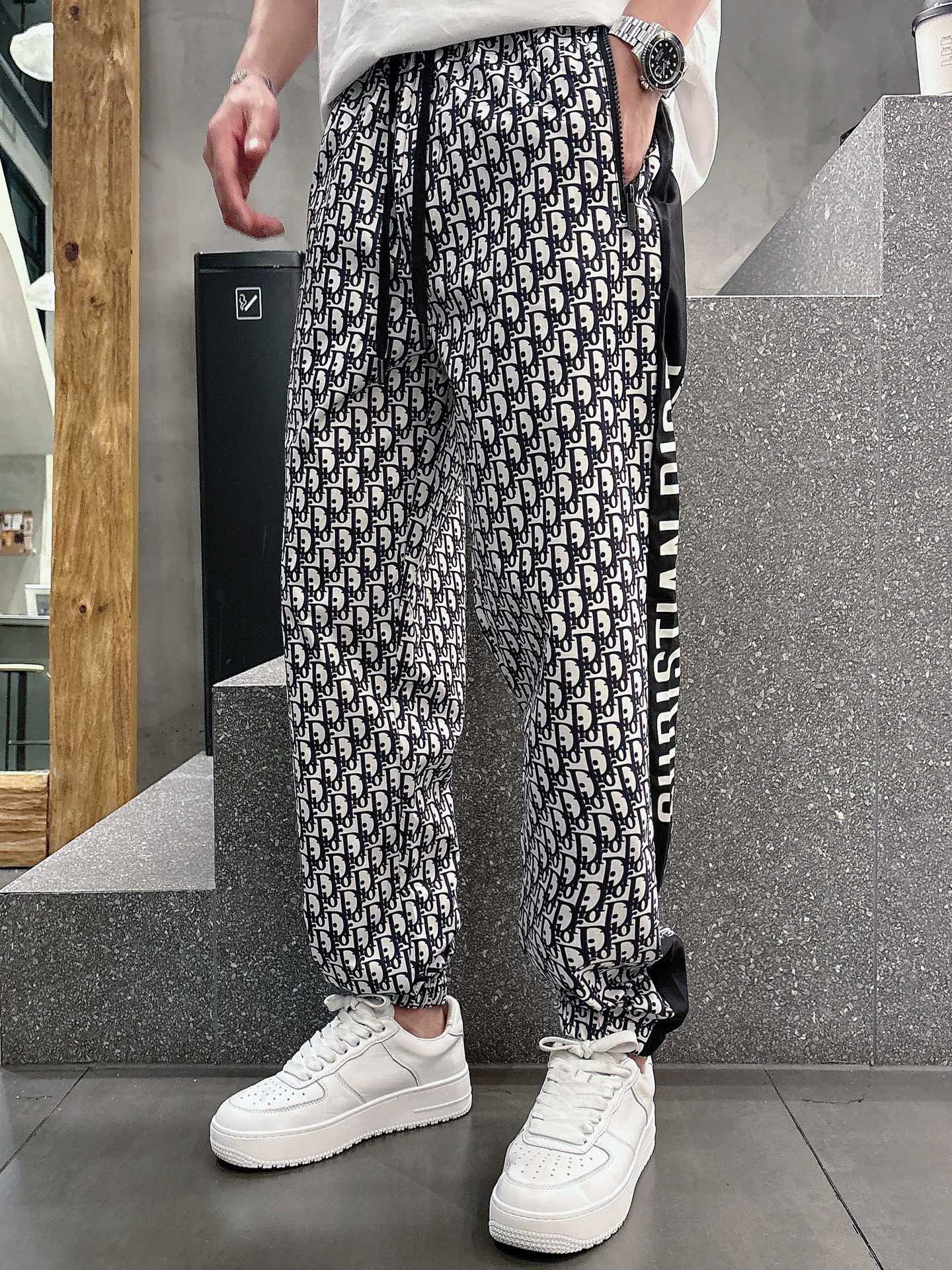 NO:156288,Dior 2025 spring and summer new style fashion casual pants comfortable and breathable on the upper body Color: black blue Brown size: M-3XL,,dior,dior,alexander wang19860909Dior 迪奥 2025 春夏新款 时尚休闲裤 上身舒适透气 颜色:黑 蓝 棕码数:M-3XL,,dior,dior,alexander wang,Men's clothing