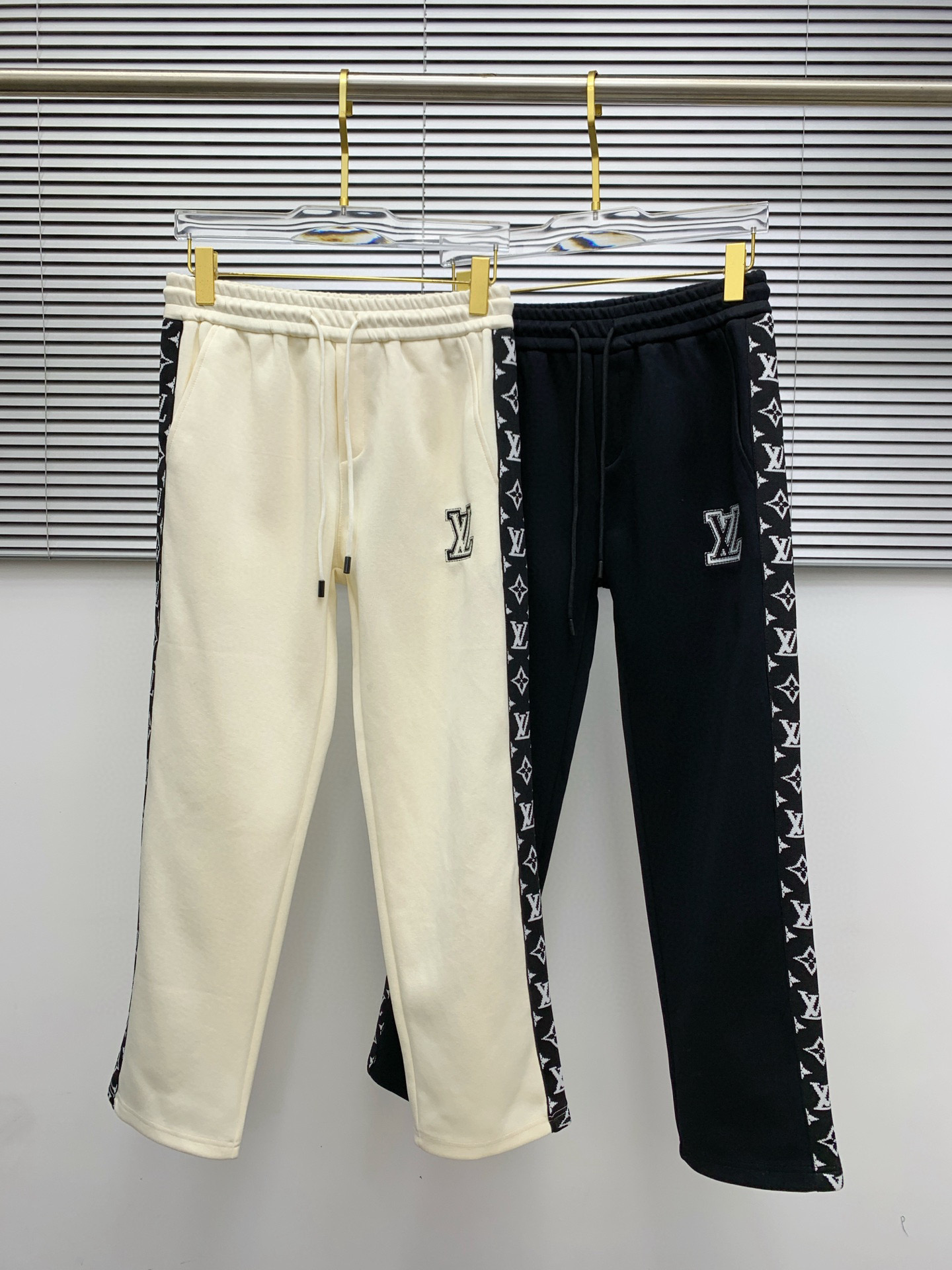NO:518672,LV Donkey House Louis Vuitton 2025 autumn and winter new casual pants (Jindian three-dimensional embroidery positioning LOGO customized hardware) high-end version, counter custom fabric, high breathability and comfort, impeccable details, brand element design concept, reflecting high quality. It feels delicate and soft!  It is casually cut, with a great upper body style!  Black color apricot code number M-3XL, louis vuitton,louis vuitton,louis vuitton,louis vuitton,louis vuitton,alexander wang19860909LV 驴家 路易威登 2025秋冬新款休闲裤（金典立体刺绣定位LOGO 定制五金）高端版本,专柜定制面料 透气舒适度高,细节无可挑剔,品牌元素设计理念,体现高品质.手感细腻柔软！呈现休闲裁剪,上身版型超赞！ 颜色黑 杏 码数M-3XL,,louis vuitton,louis vuitton,louis vuitton,louis vuitton,alexander wang,Men's clothing